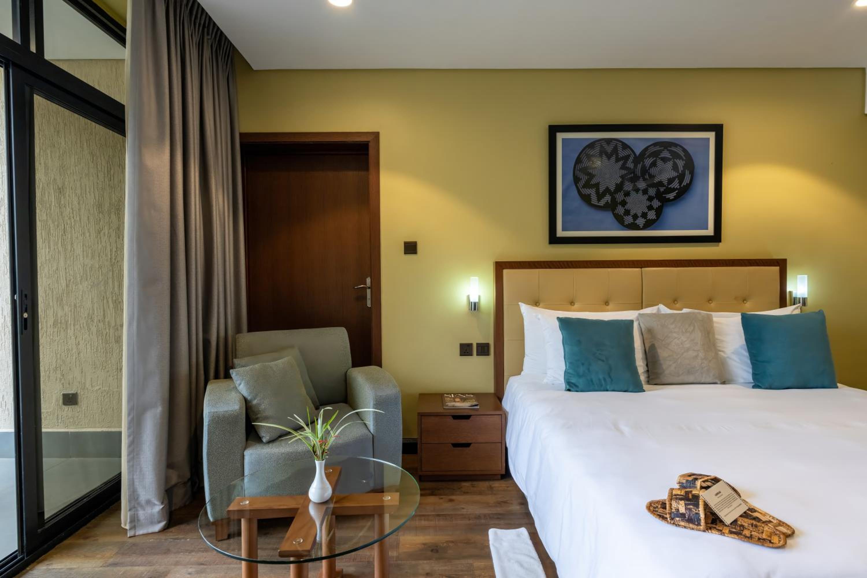 Standard Room with Lake View - Photo 5