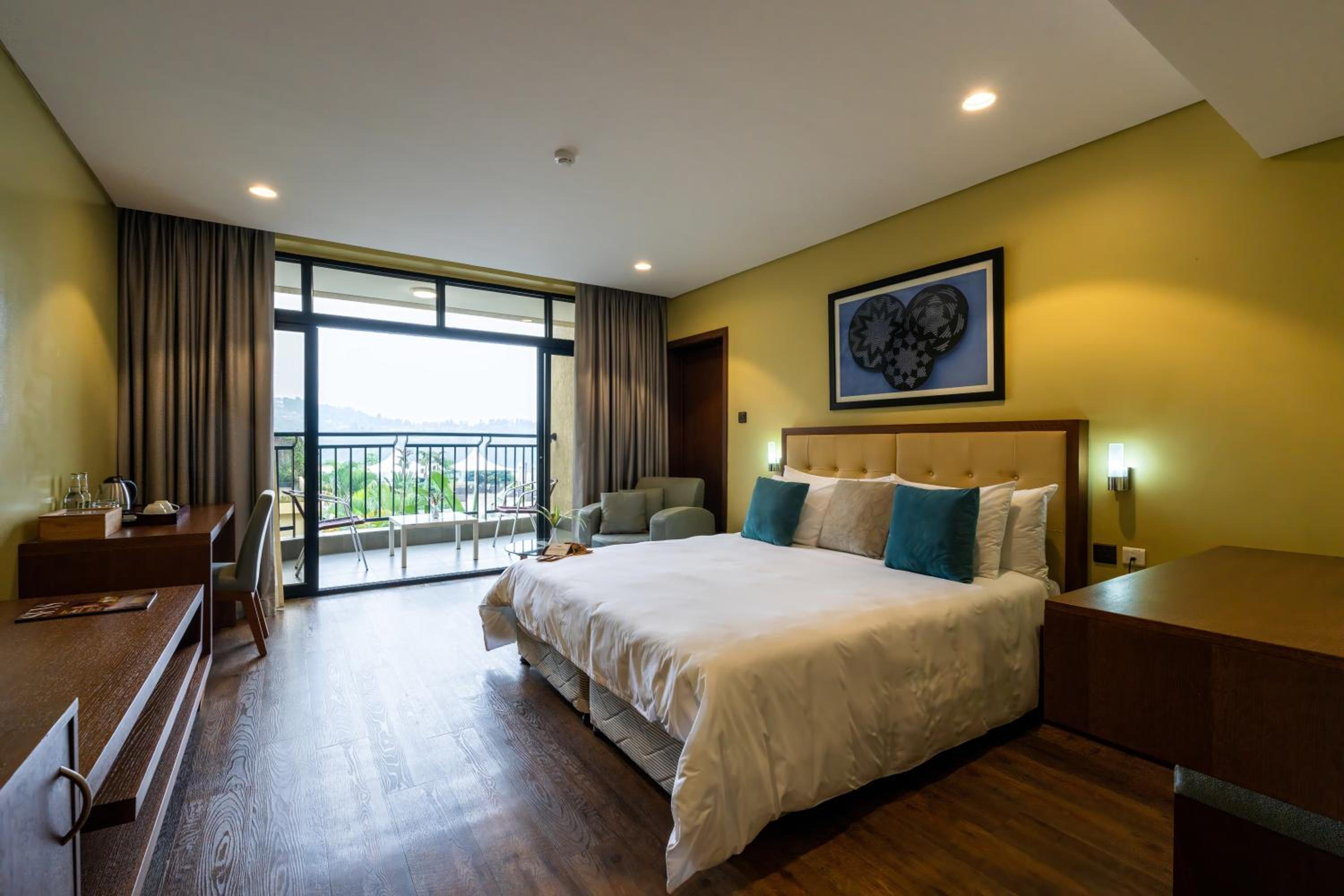 Standard Room with Lake View - Photo 4