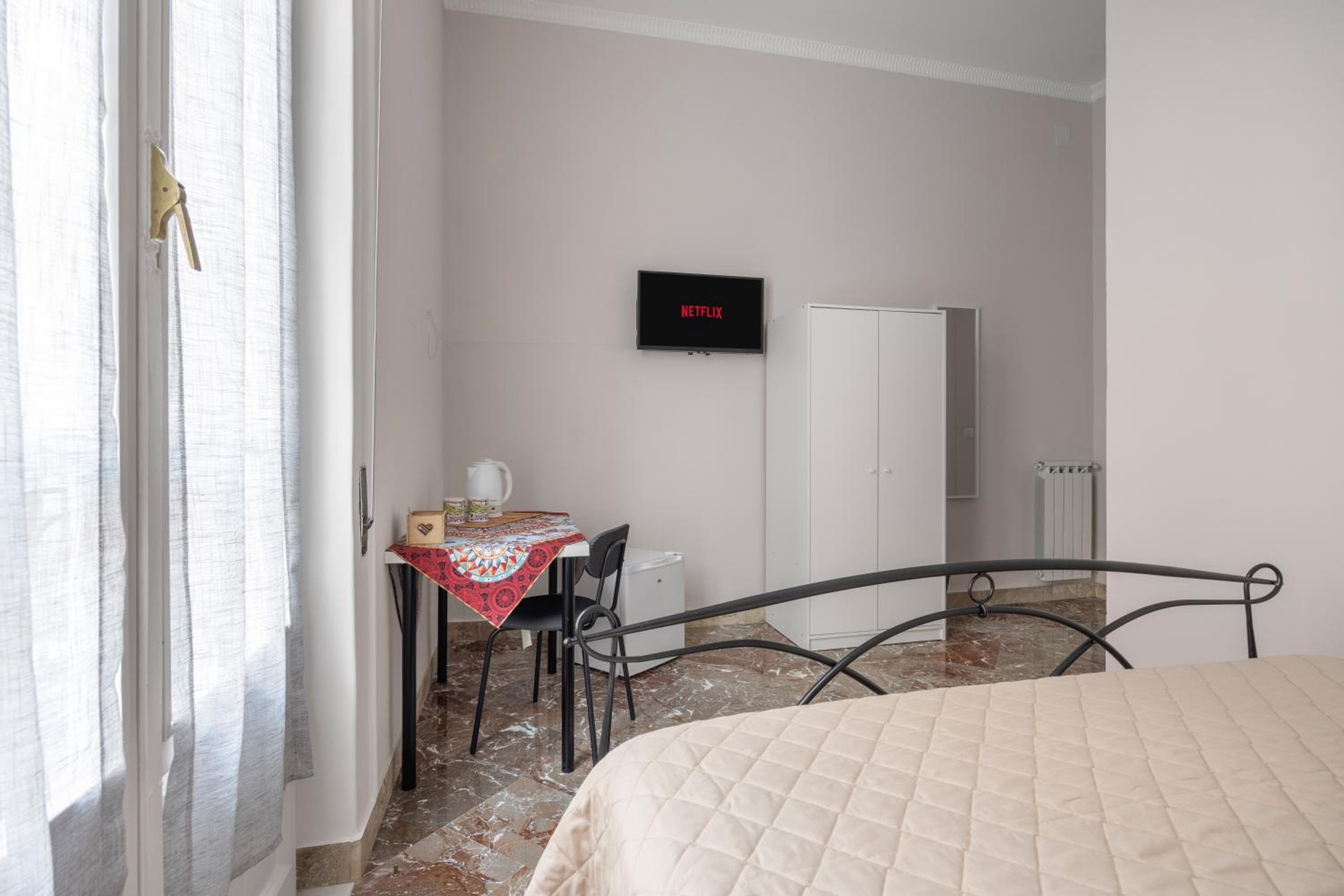 King Room with Balcony - Photo 21