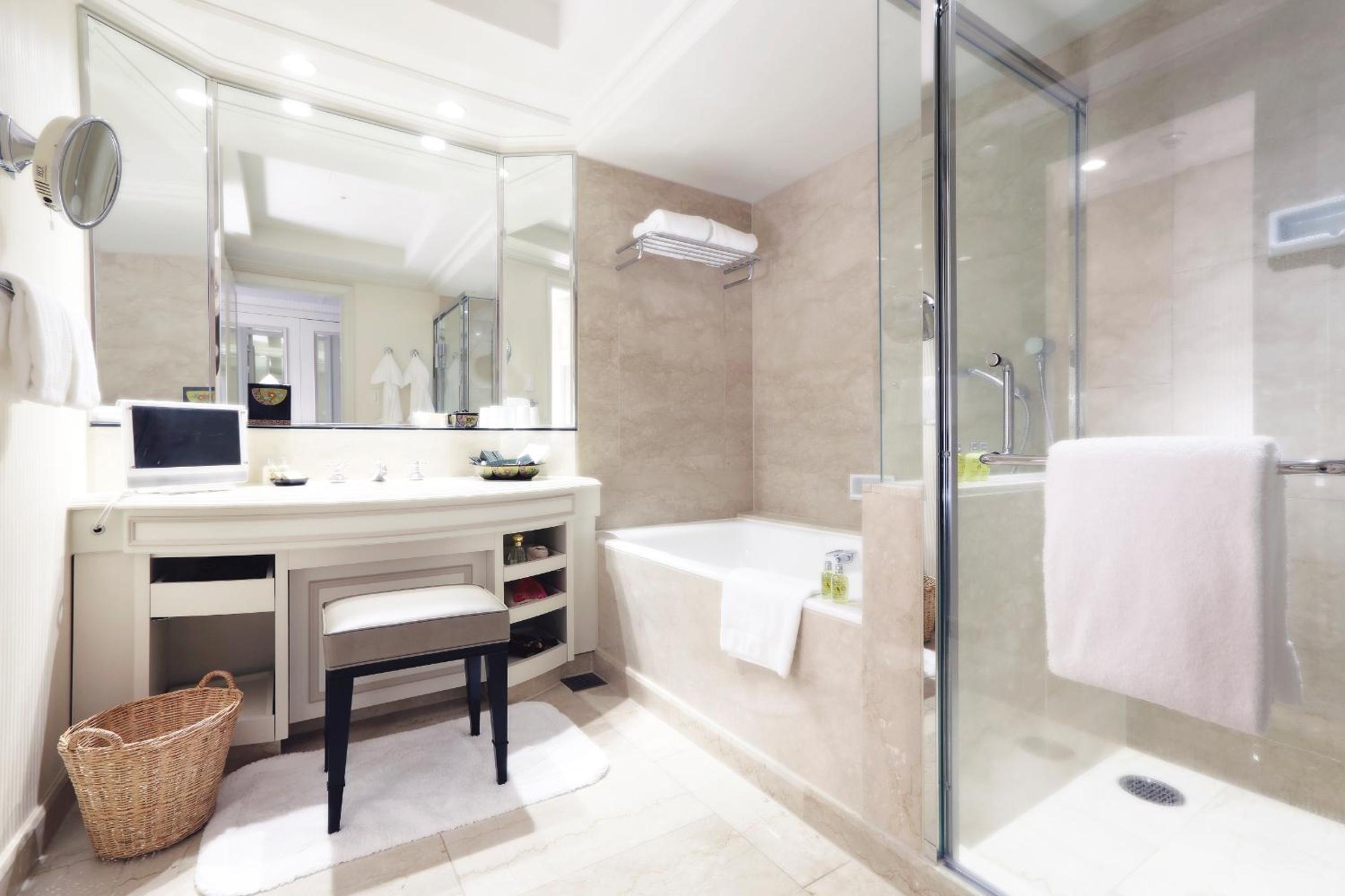 Deluxe King Room With City View And Spa Access