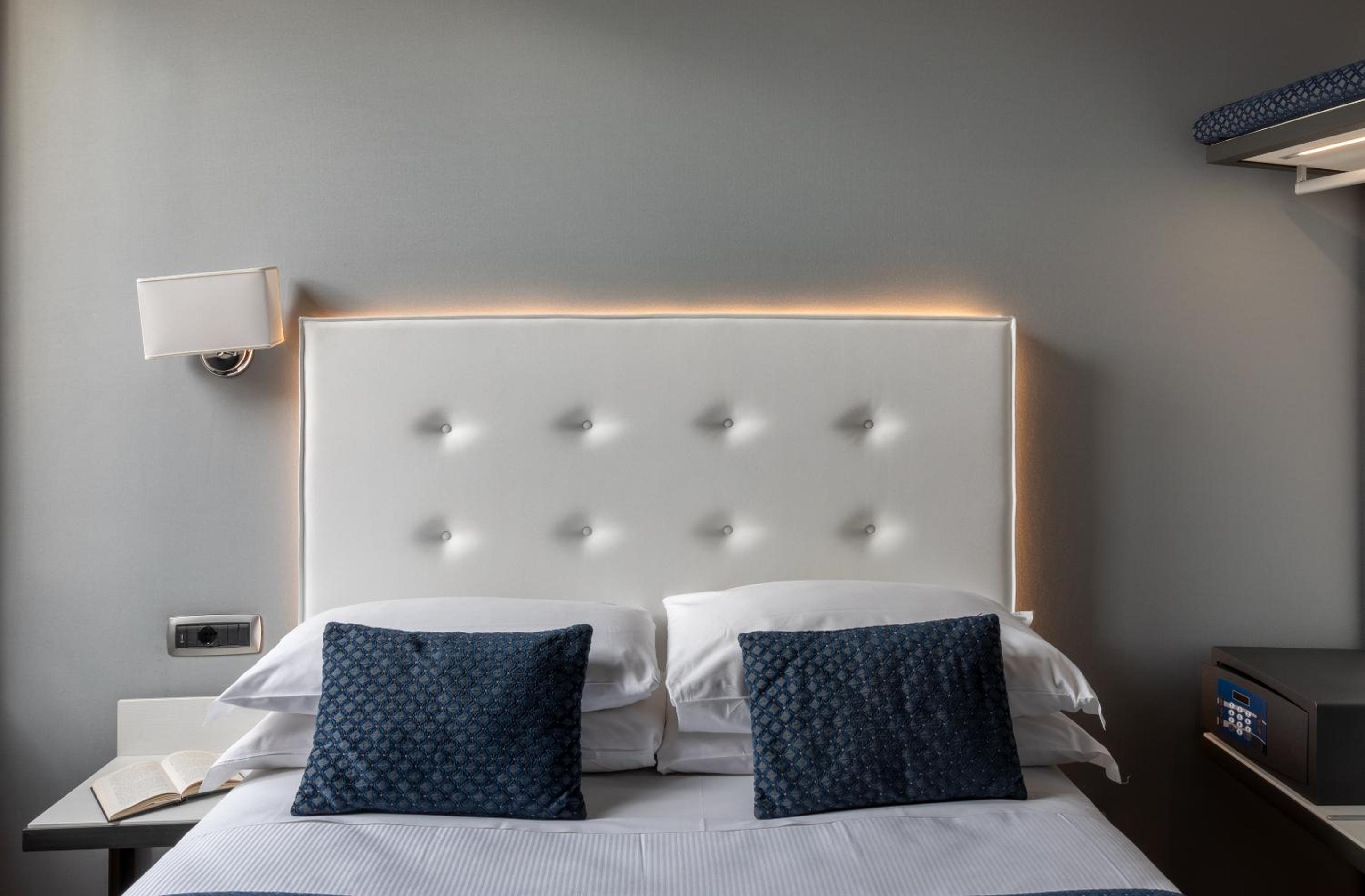 Small Double Room thumbnail 5