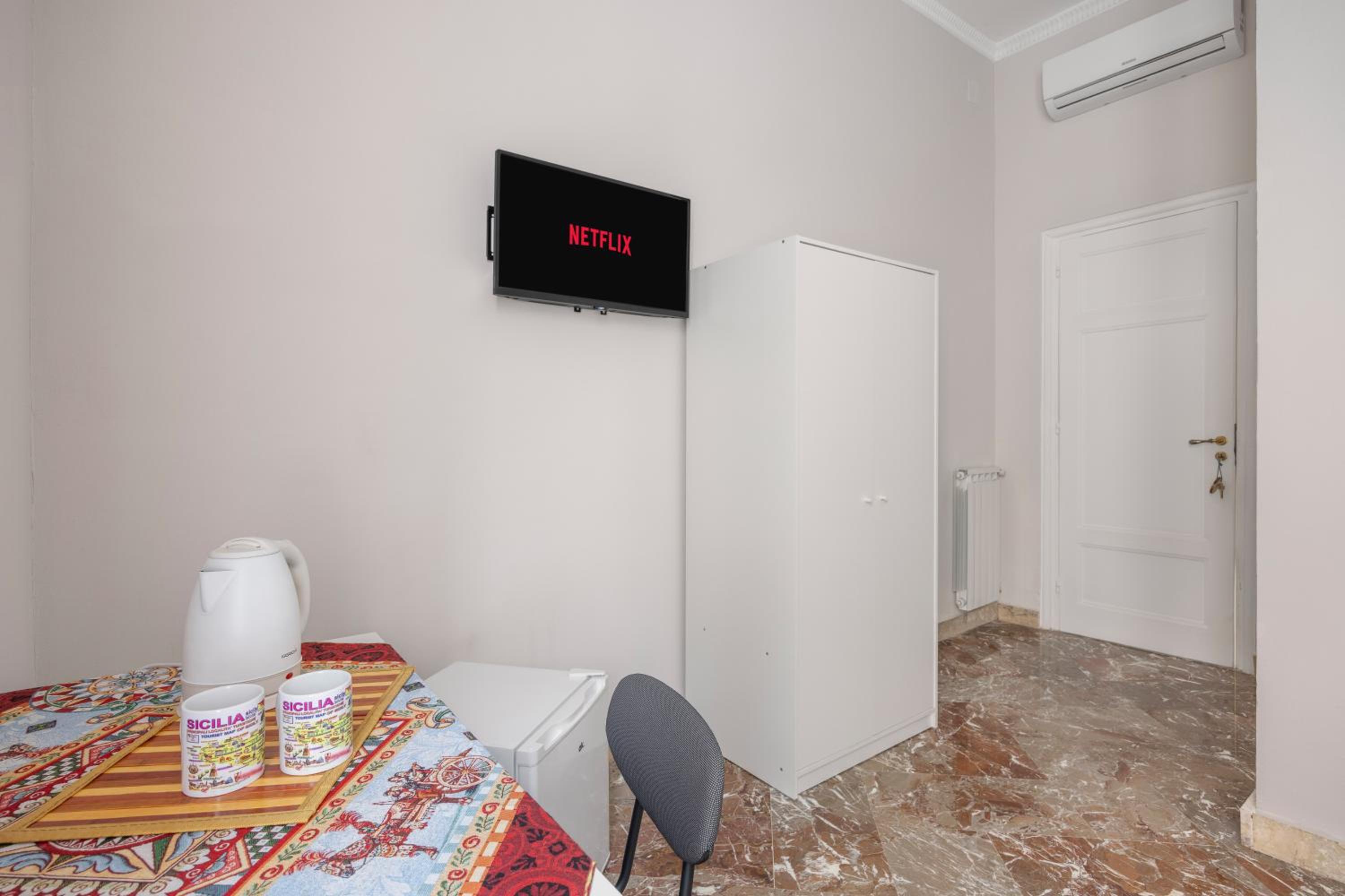 King Room with Balcony - Photo 20