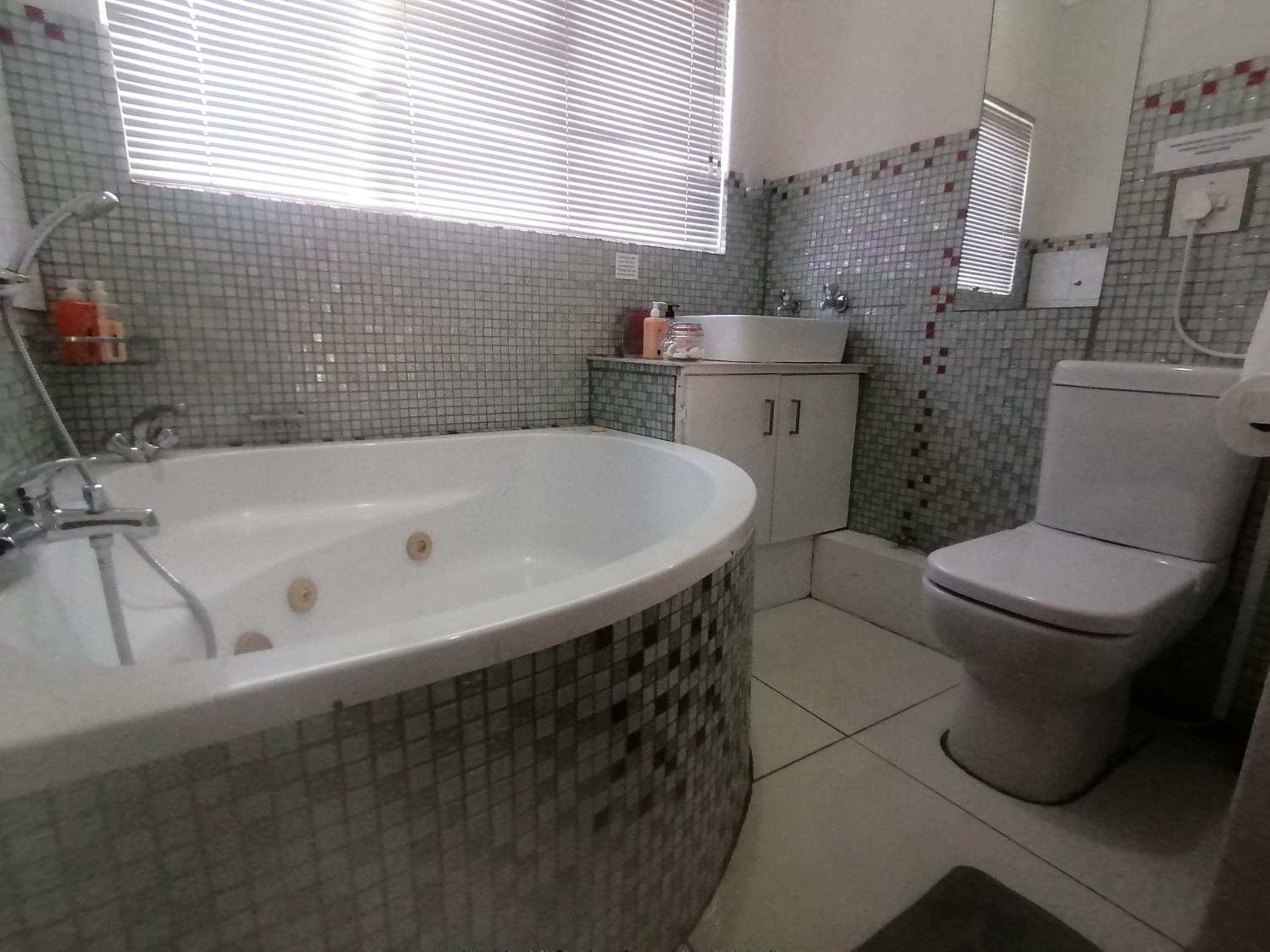 Quadruple Room with Bathroom - Photo 10