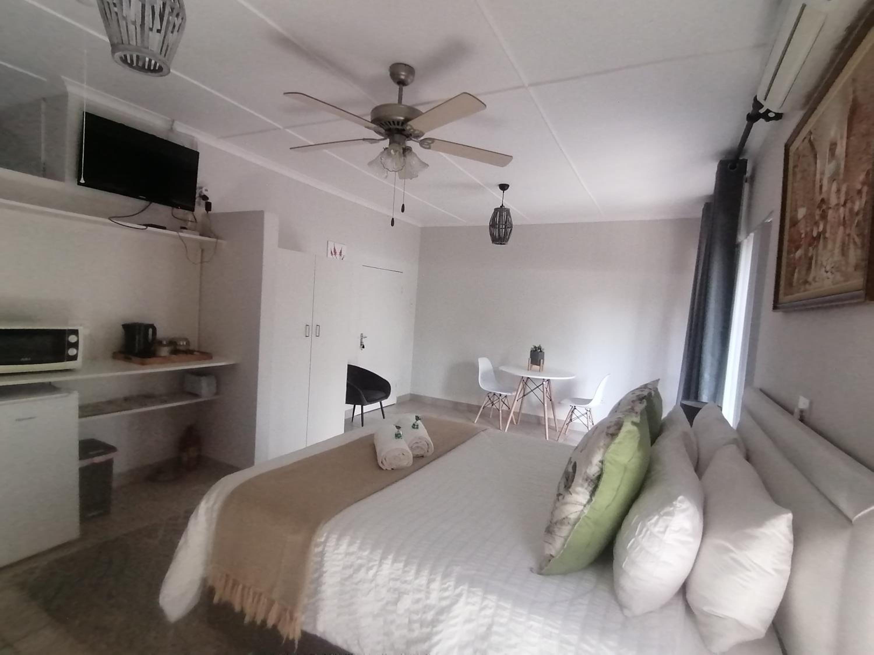 Quadruple Room with Bathroom - Photo 2