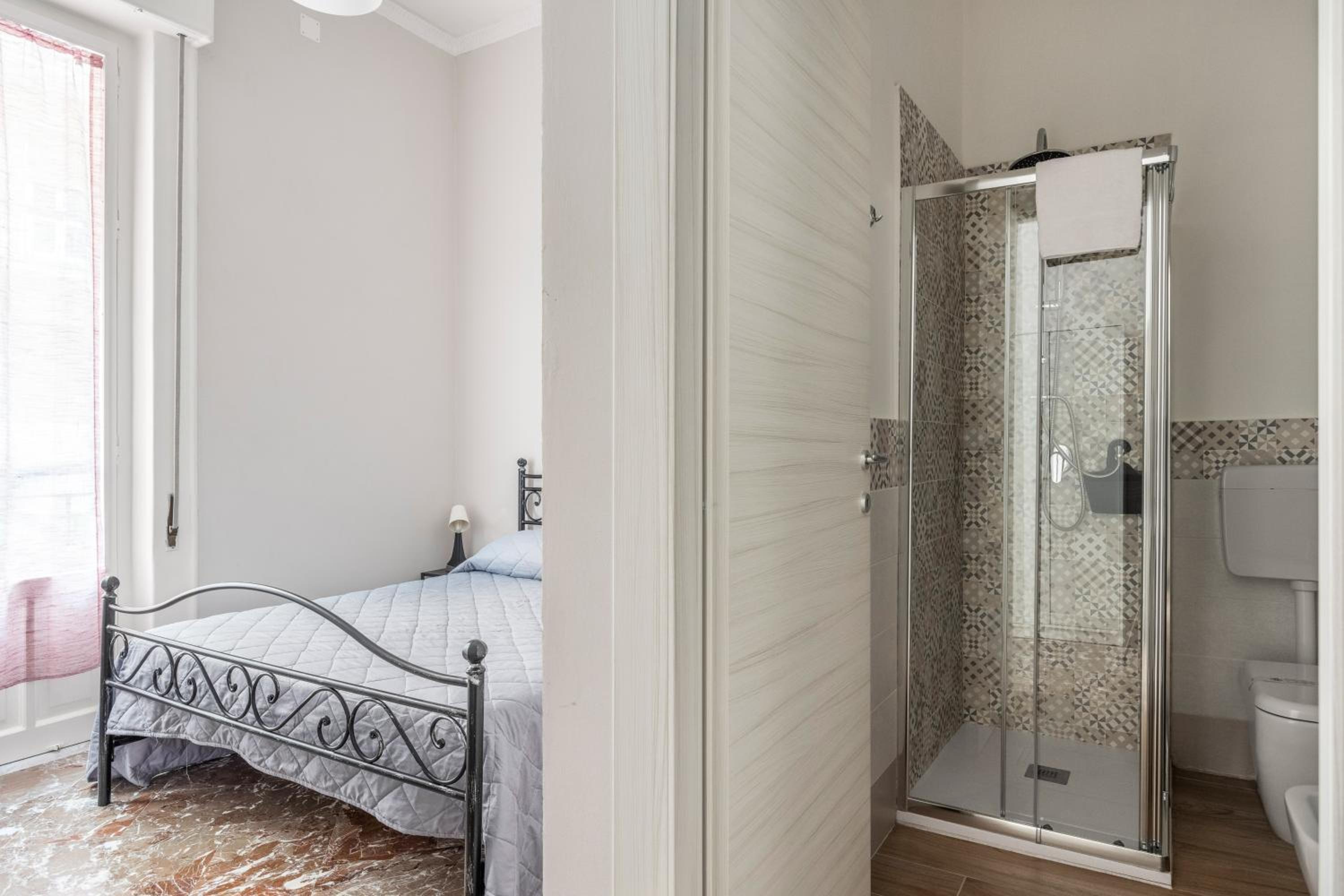 Deluxe Double Room with Balcony - Photo 16