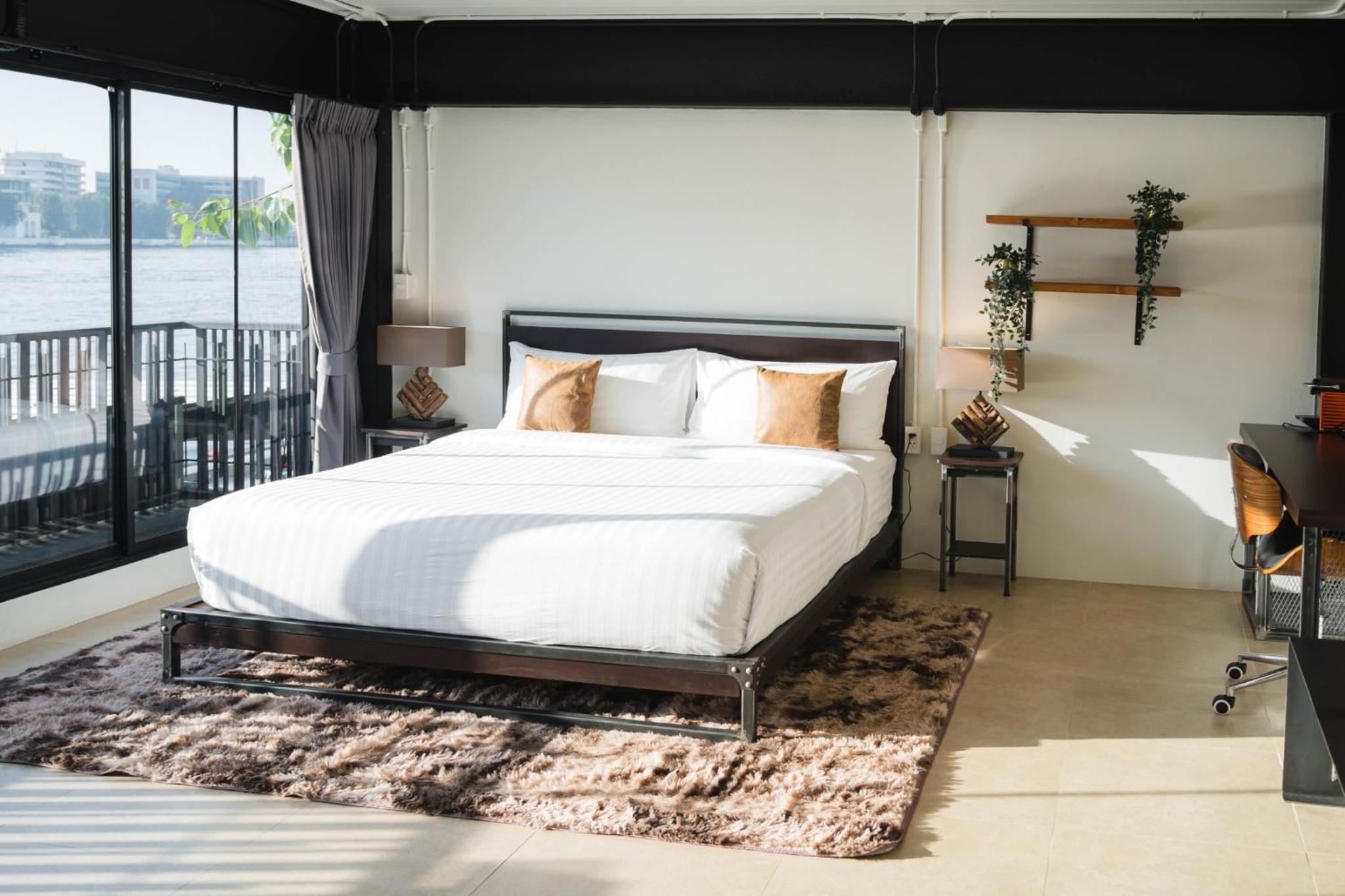 Premier River View Front Room with Jacuzzi photo 1