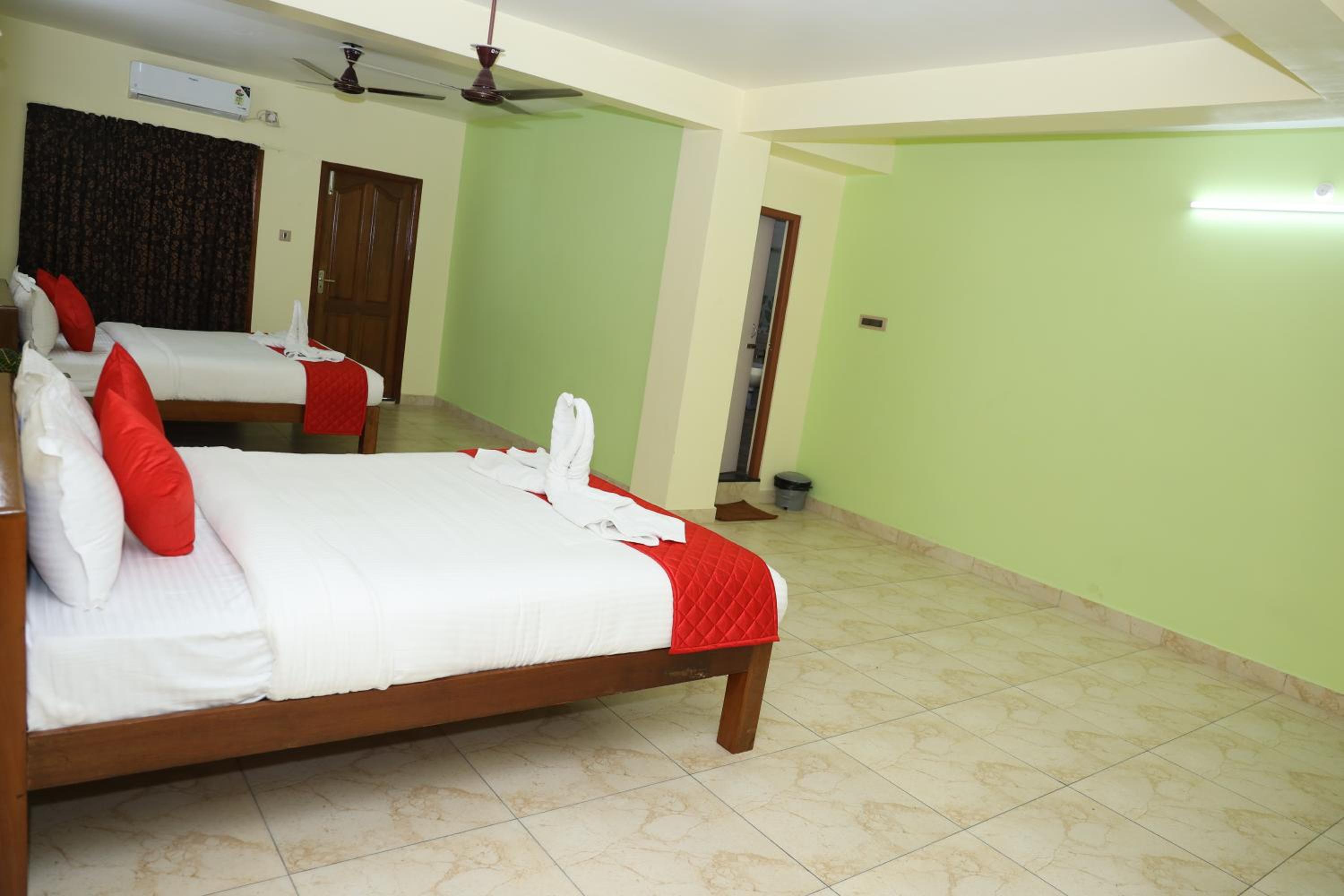 Family Room With Balcony - Photo 4