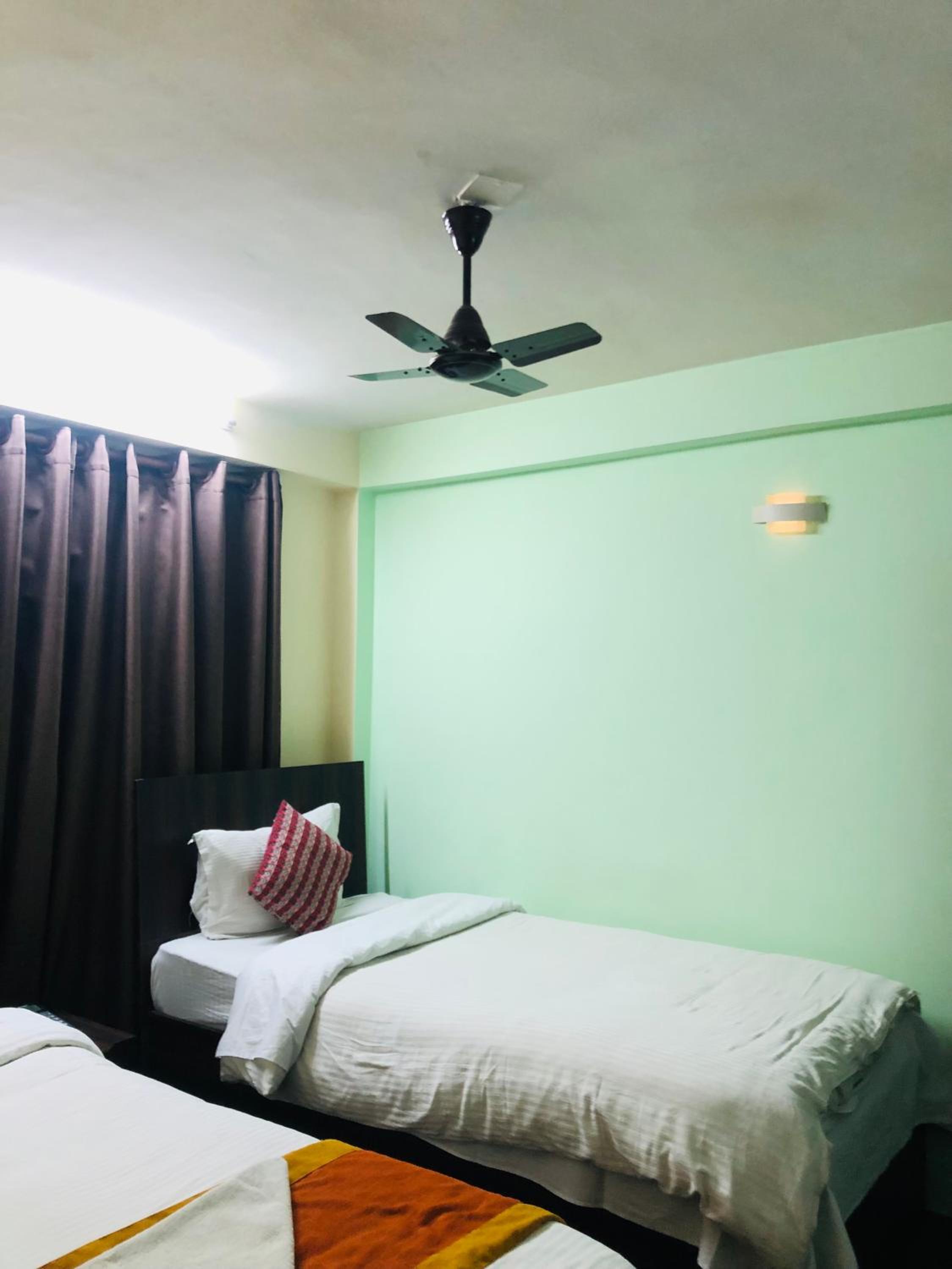 Standard Twin Room - Photo 4