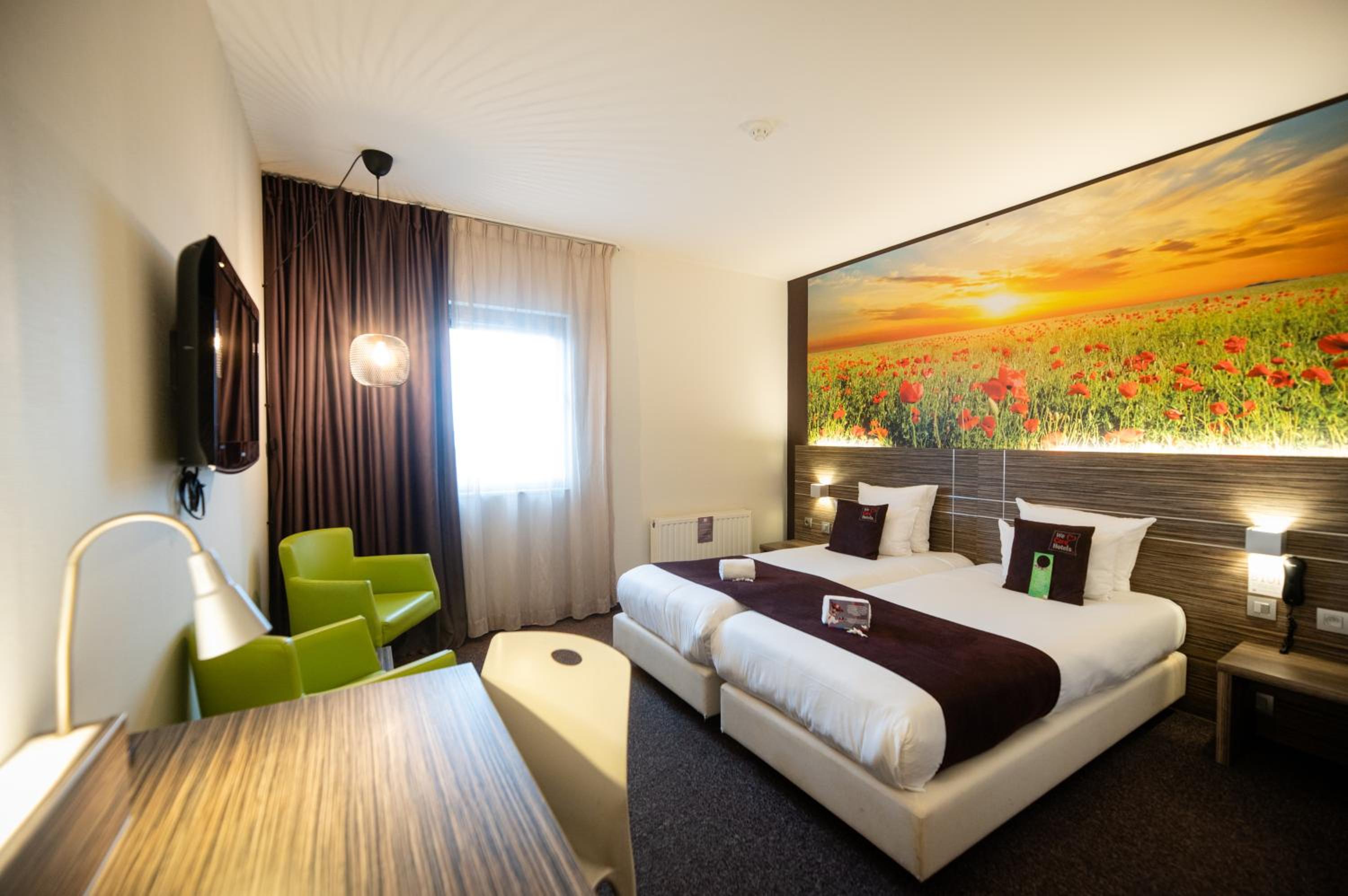 Standard Twin Room with Shower - Photo 1