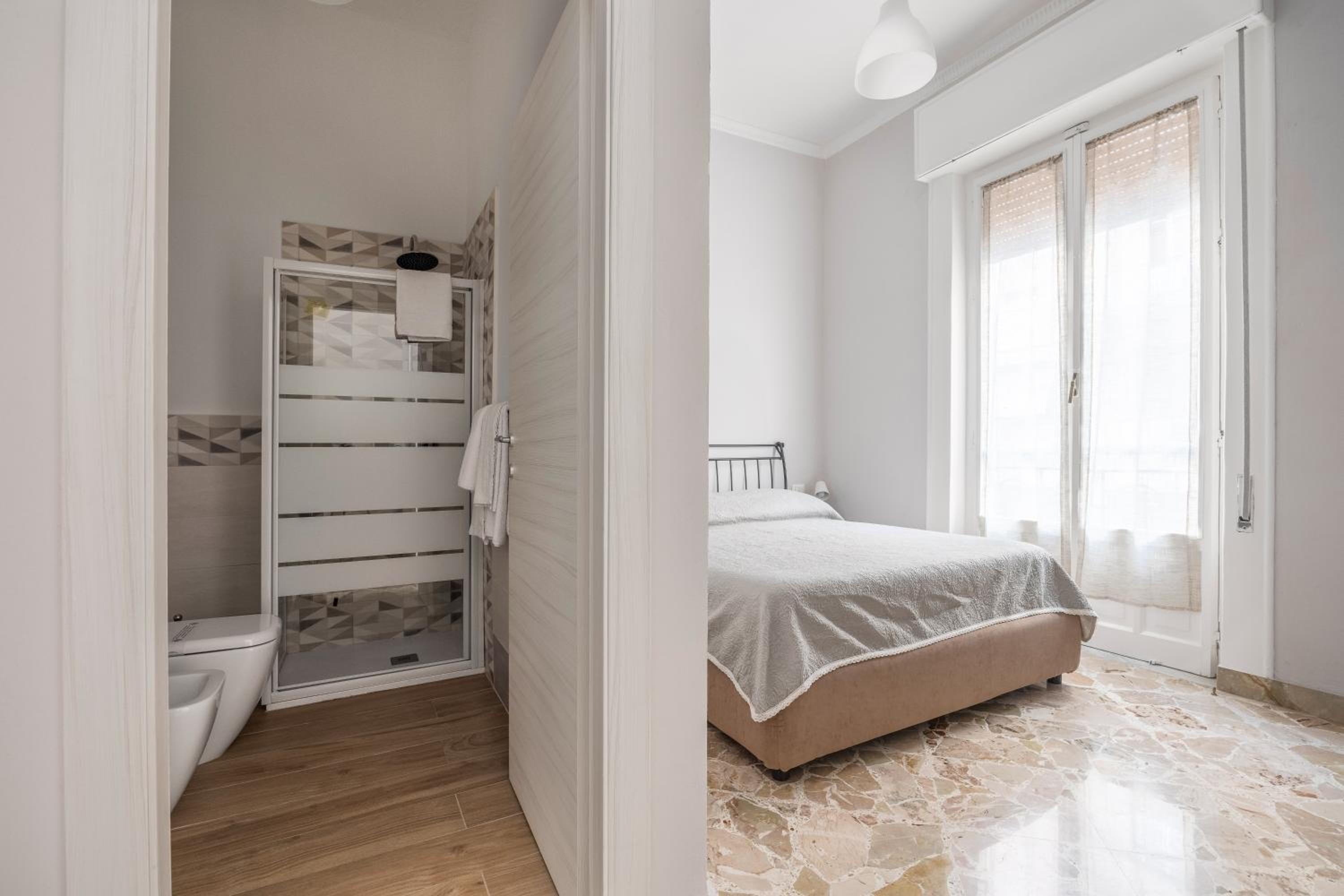 Double Room with Balcony - Photo 18