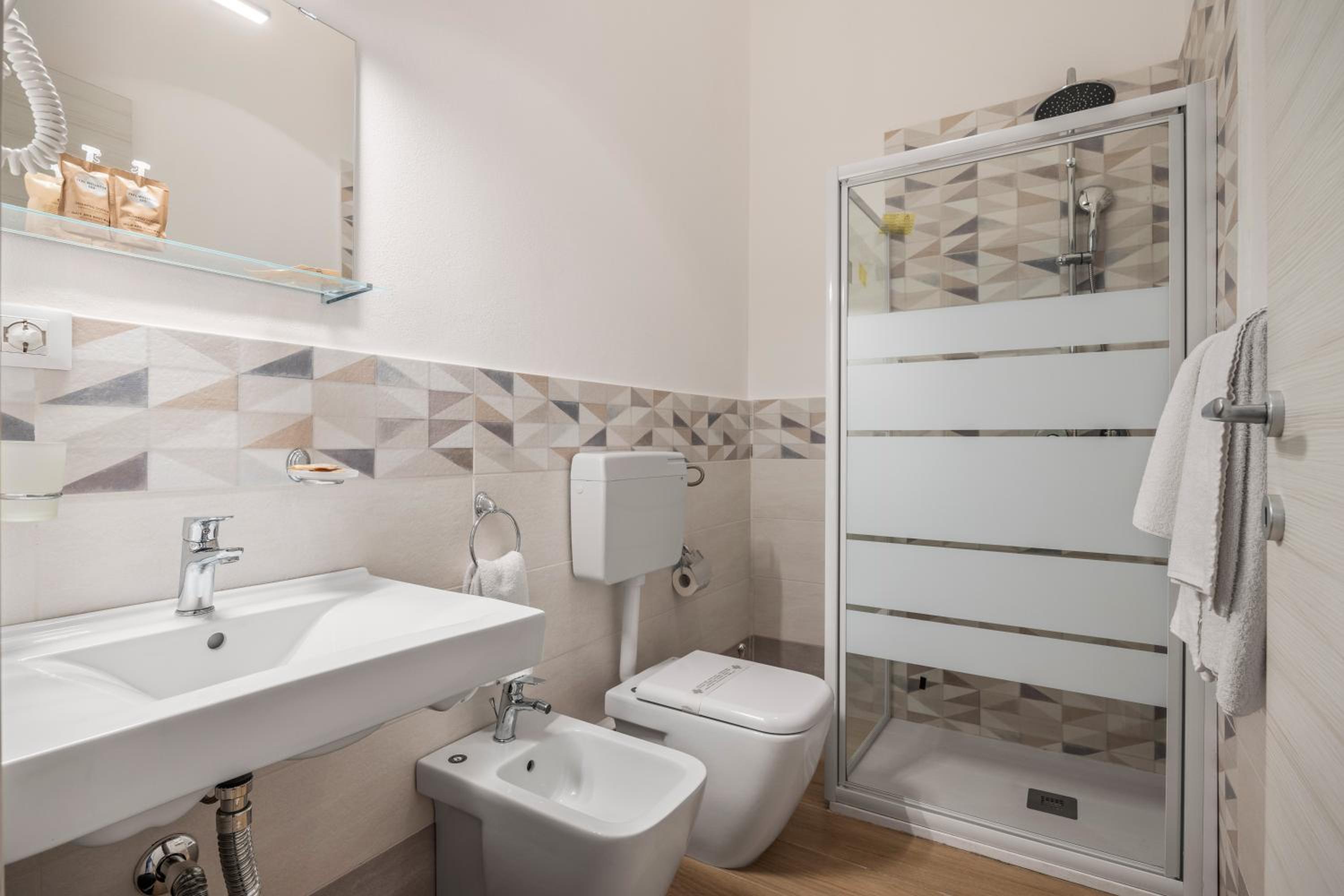 Double Room with Balcony - Photo 16