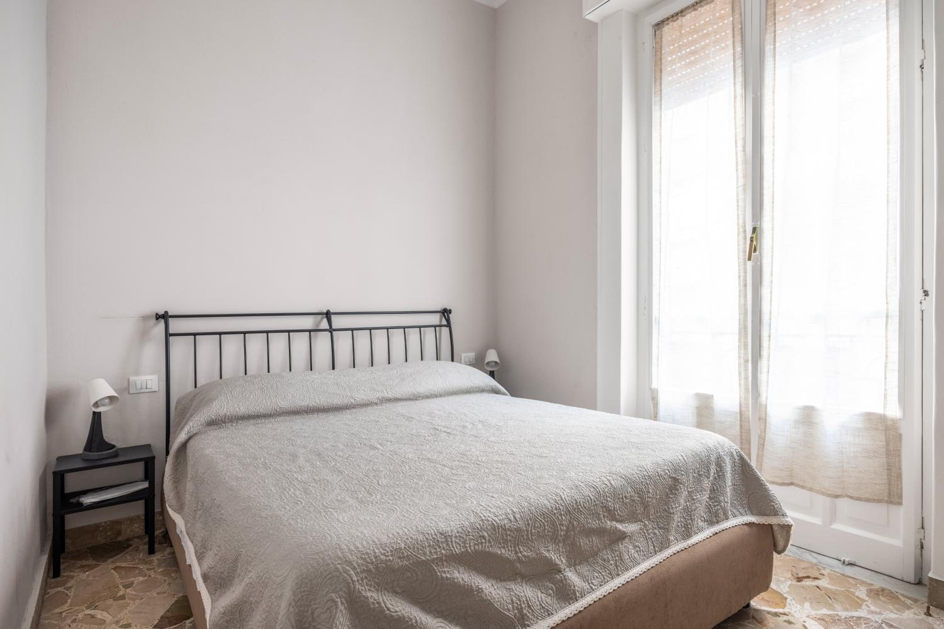 Double Room with Balcony - Photo 7