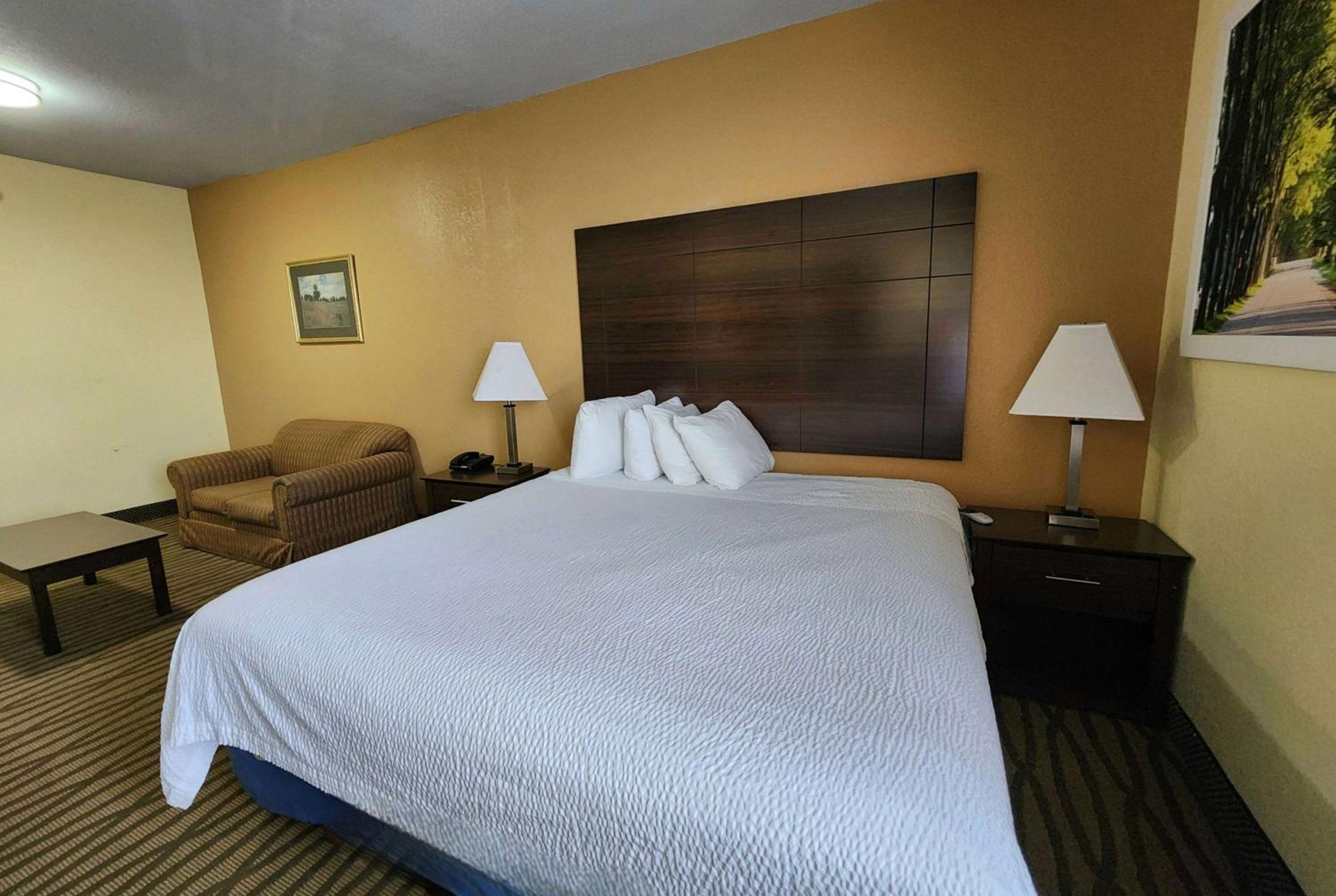 1 King Bed | Mob Acc RI Shwr Nsmk Micfridge - Photo 4