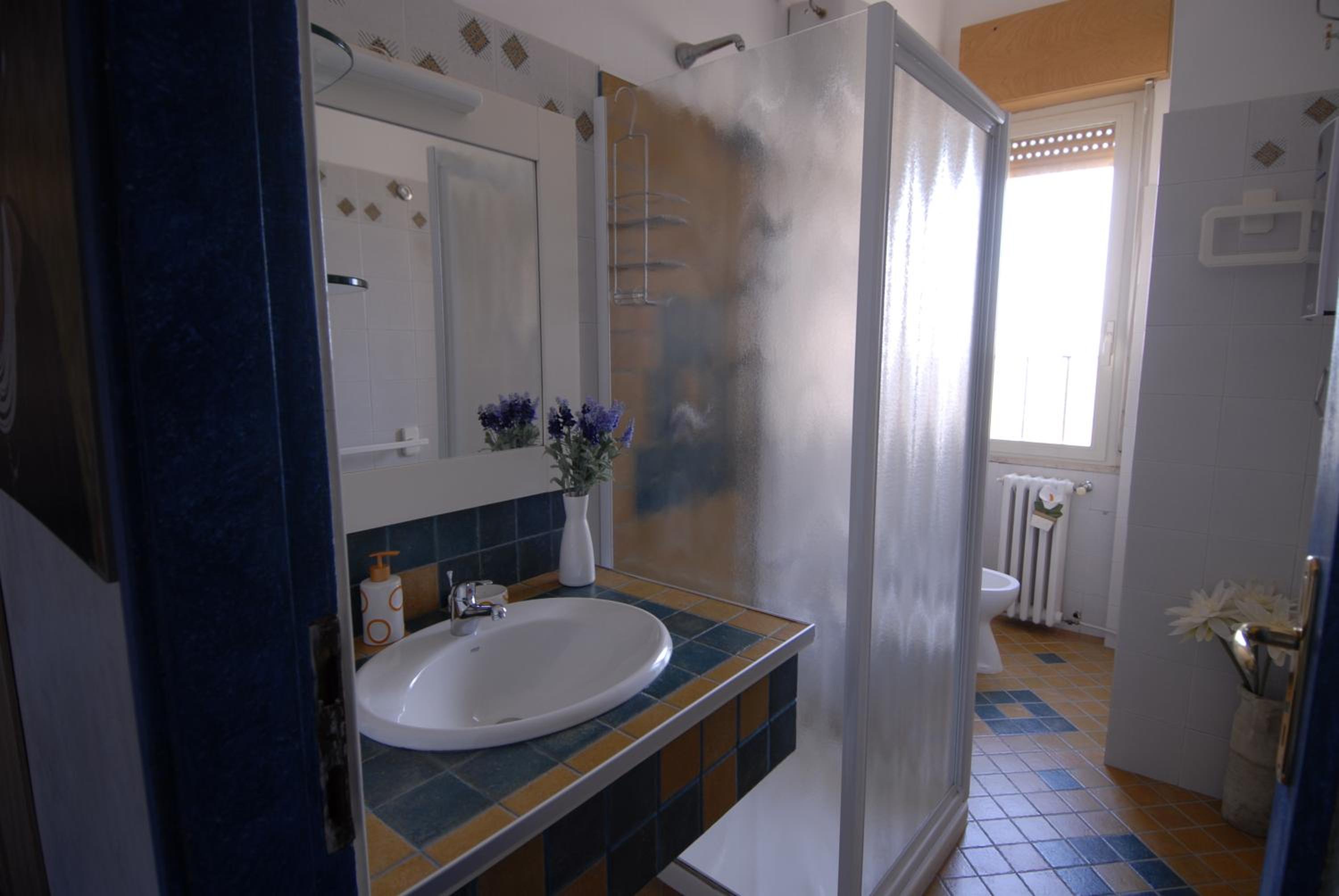 Double or Twin Room with Private External Bathroom - Photo 4