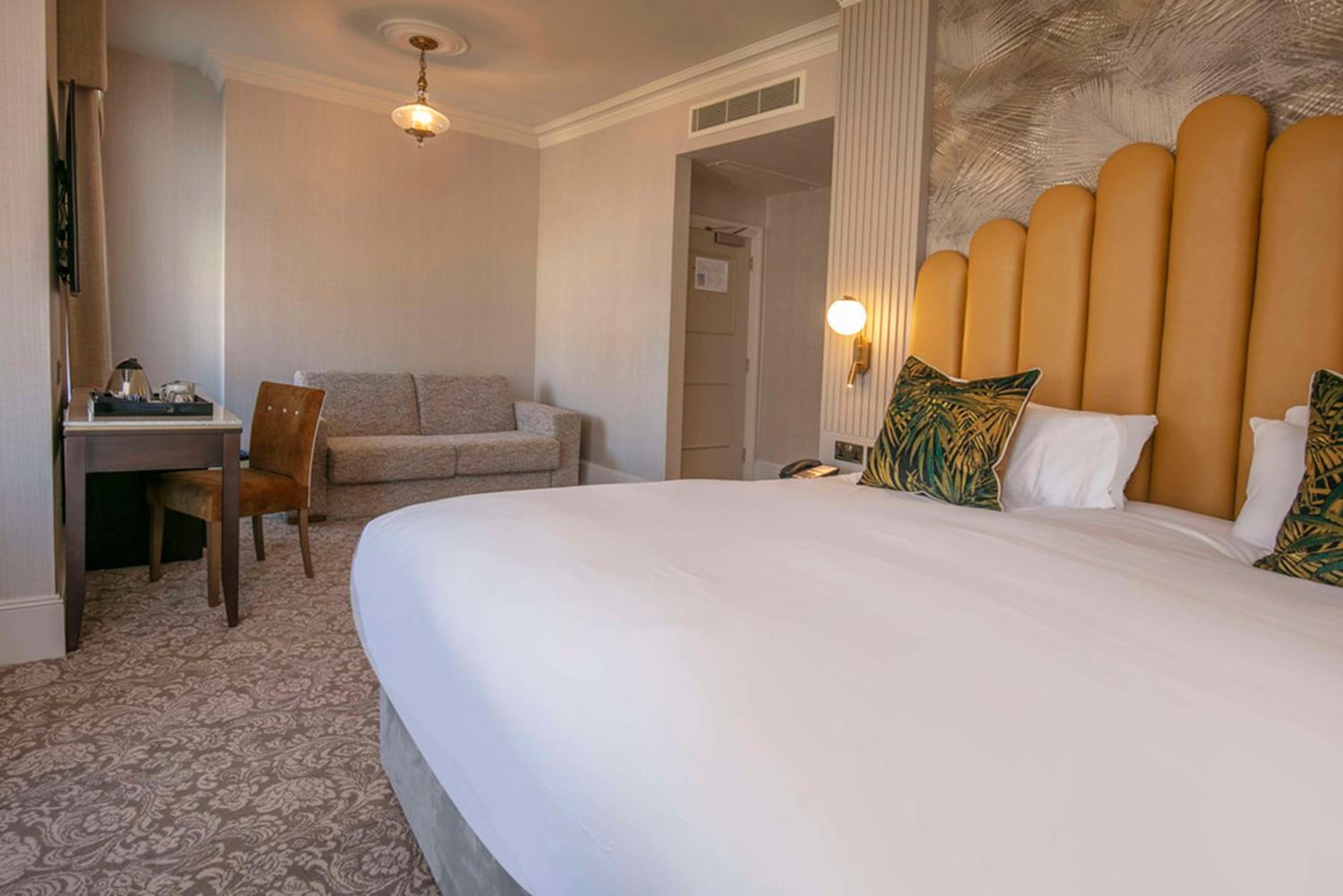 Premium King Room with Sofa Bed - Photo 11