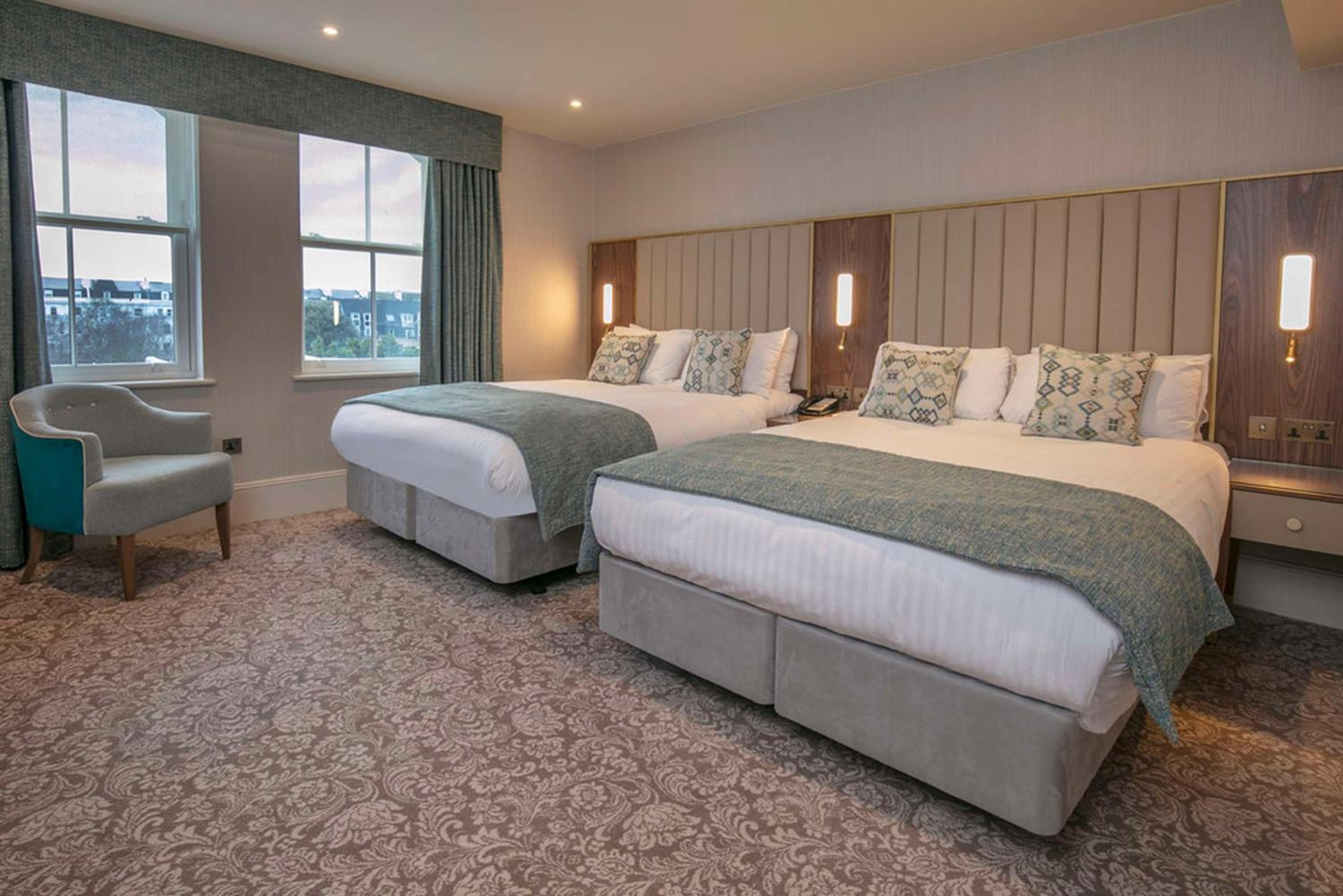 Standard Room with Two Queen Beds - Photo 7
