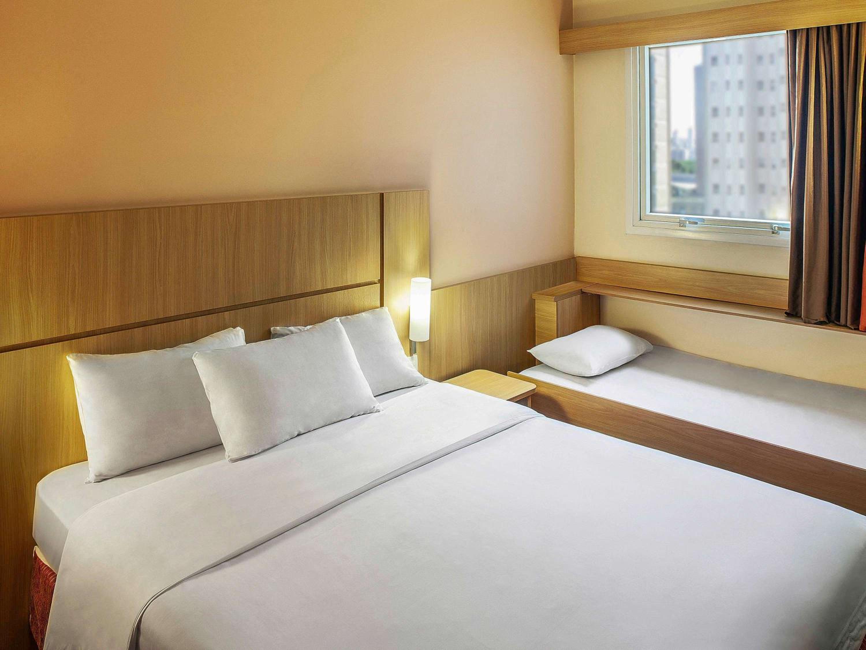 Standard Room with One Double Bed and One Single Bed photo 2