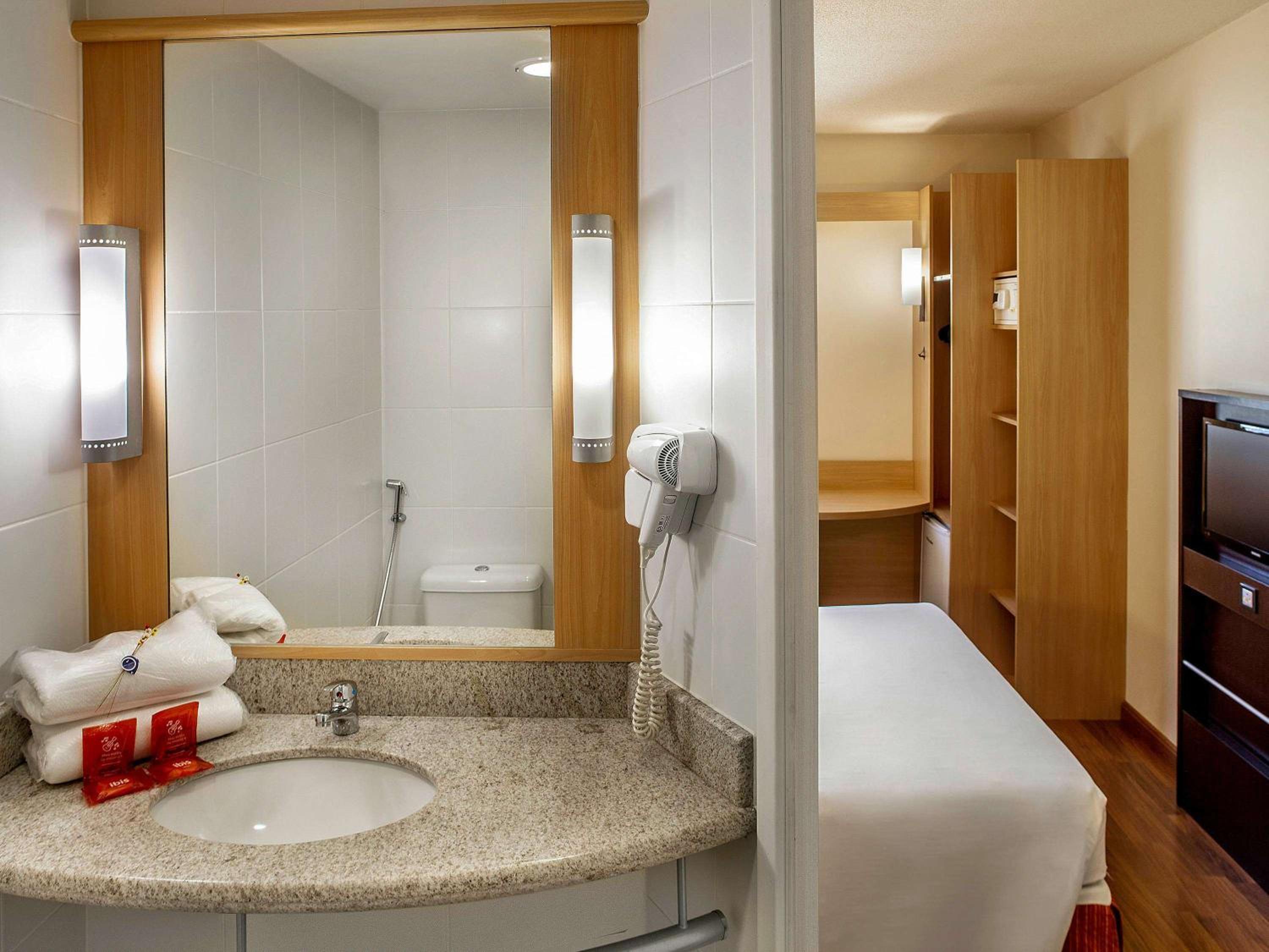 Standard Room with One Double Bed and One Single Bed photo 3