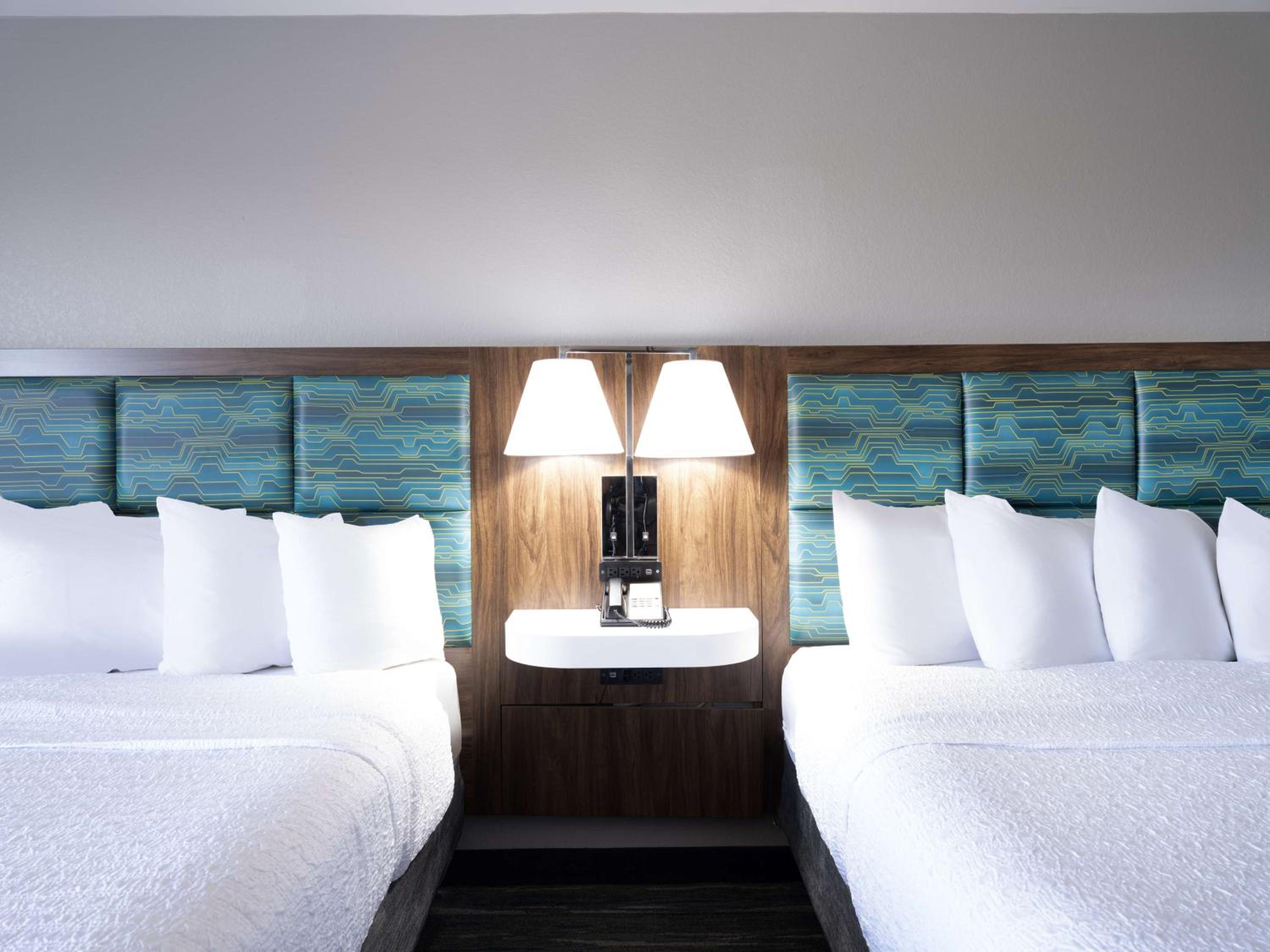 Queen Room with Two Queen Beds - Non-Smoking - Photo 2