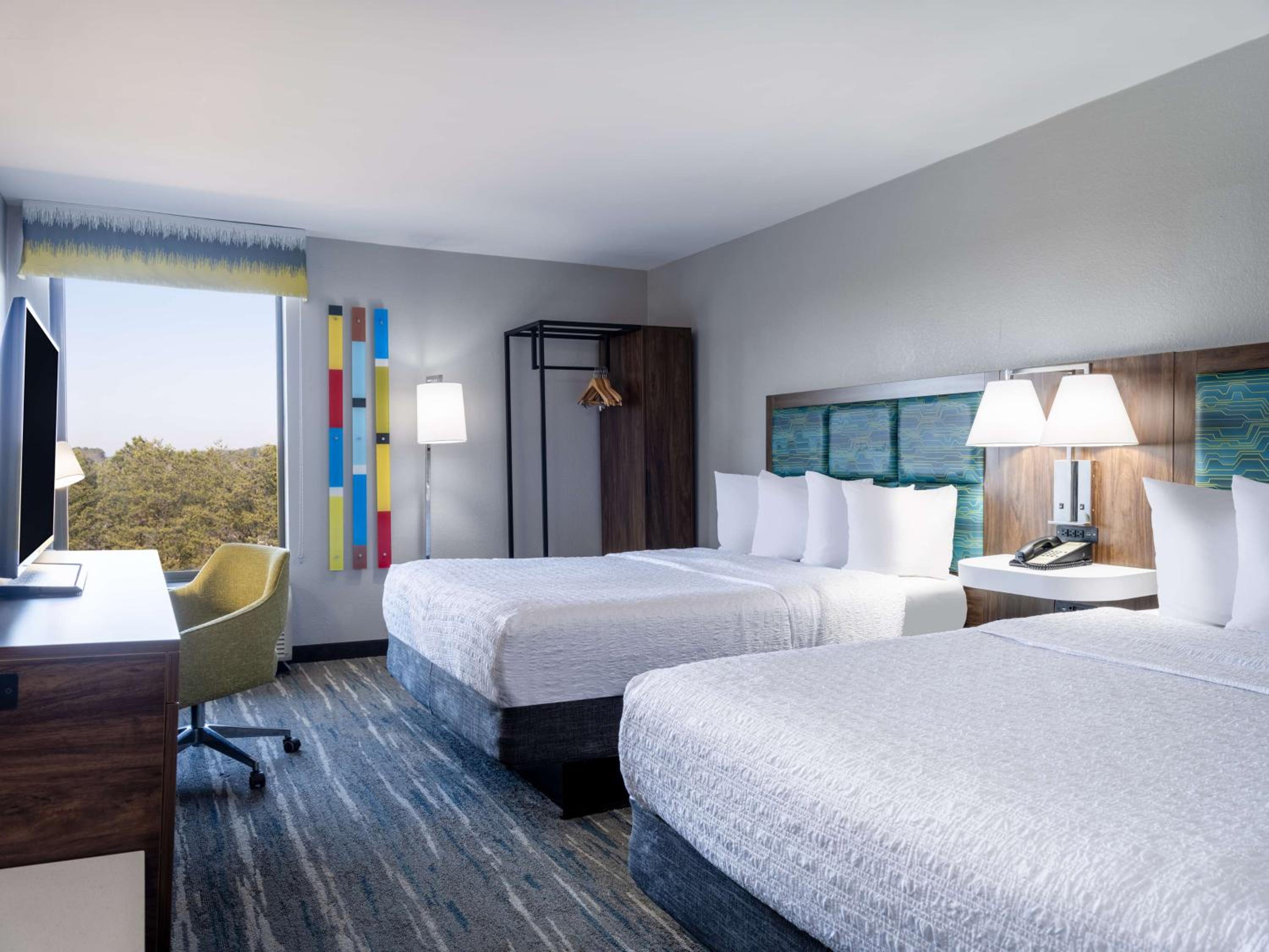 Queen Room with Two Queen Beds - Non-Smoking - Photo 3