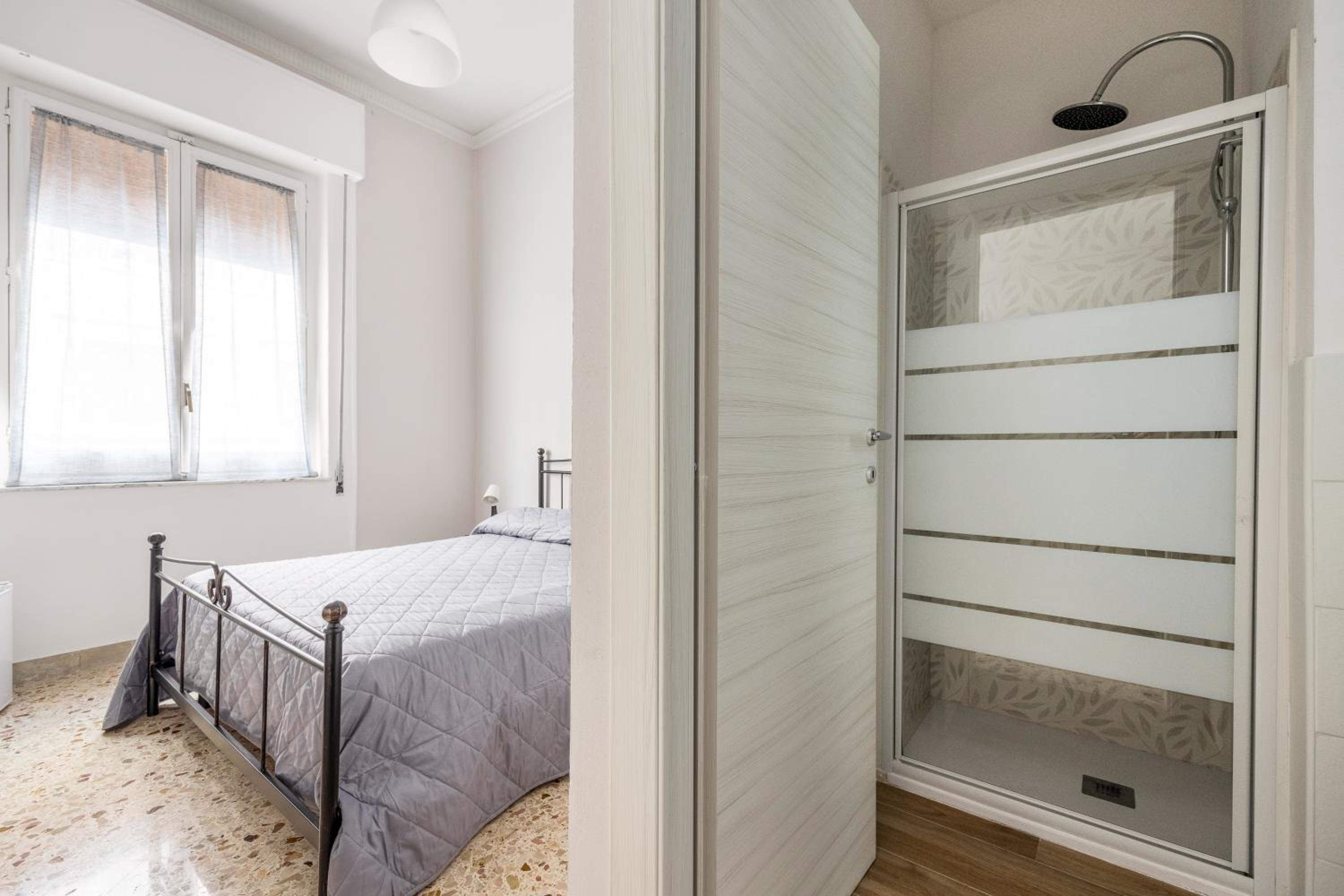 Deluxe Double Room with Shower - Photo 13