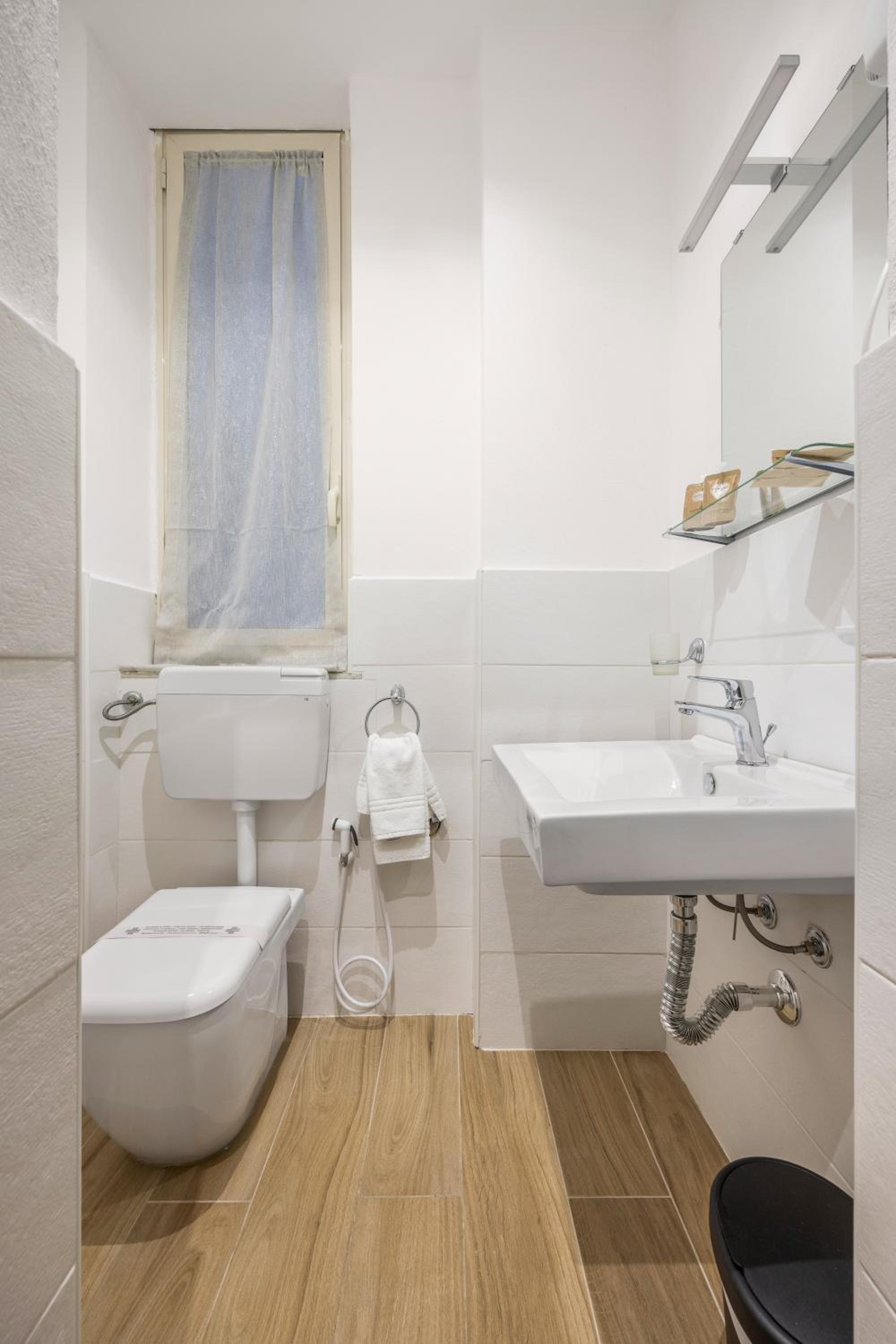 Deluxe Double Room with Shower - Photo 4