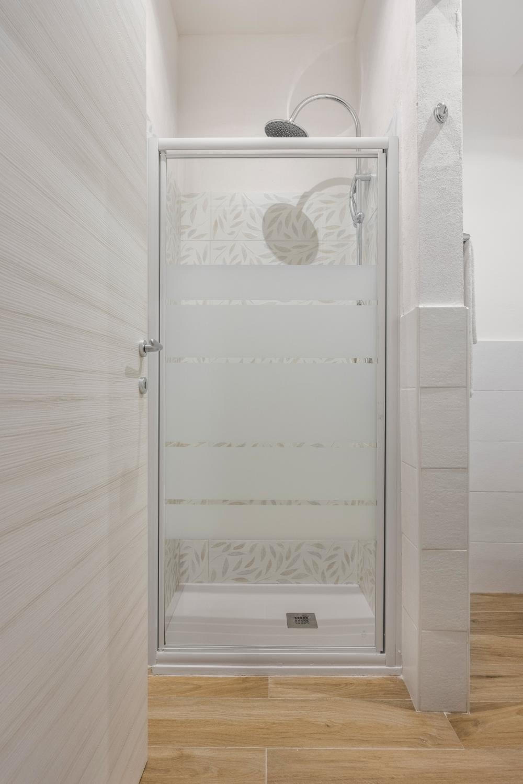 Deluxe Double Room with Shower - Photo 5