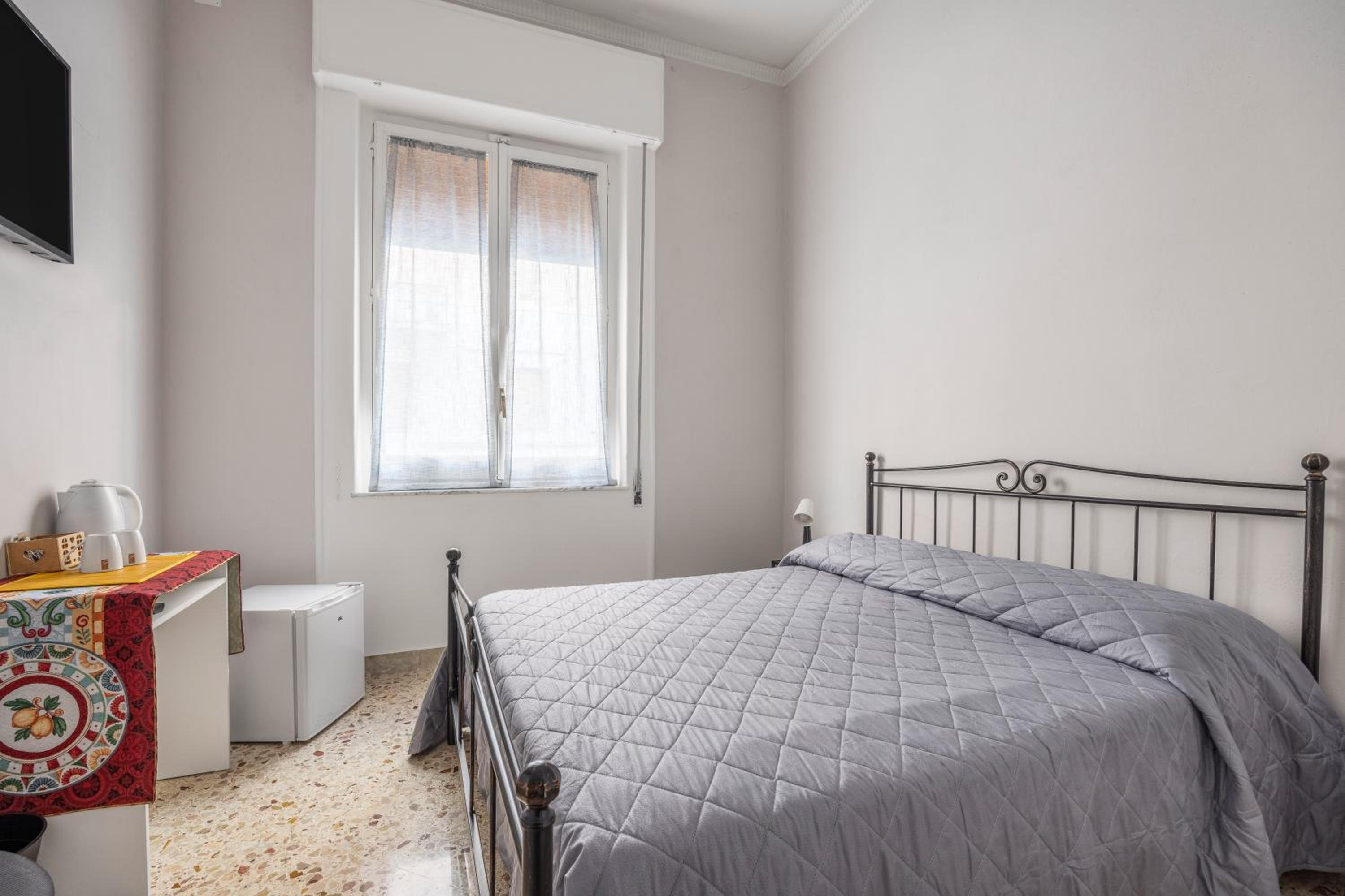 Deluxe Double Room with Shower - Photo 12