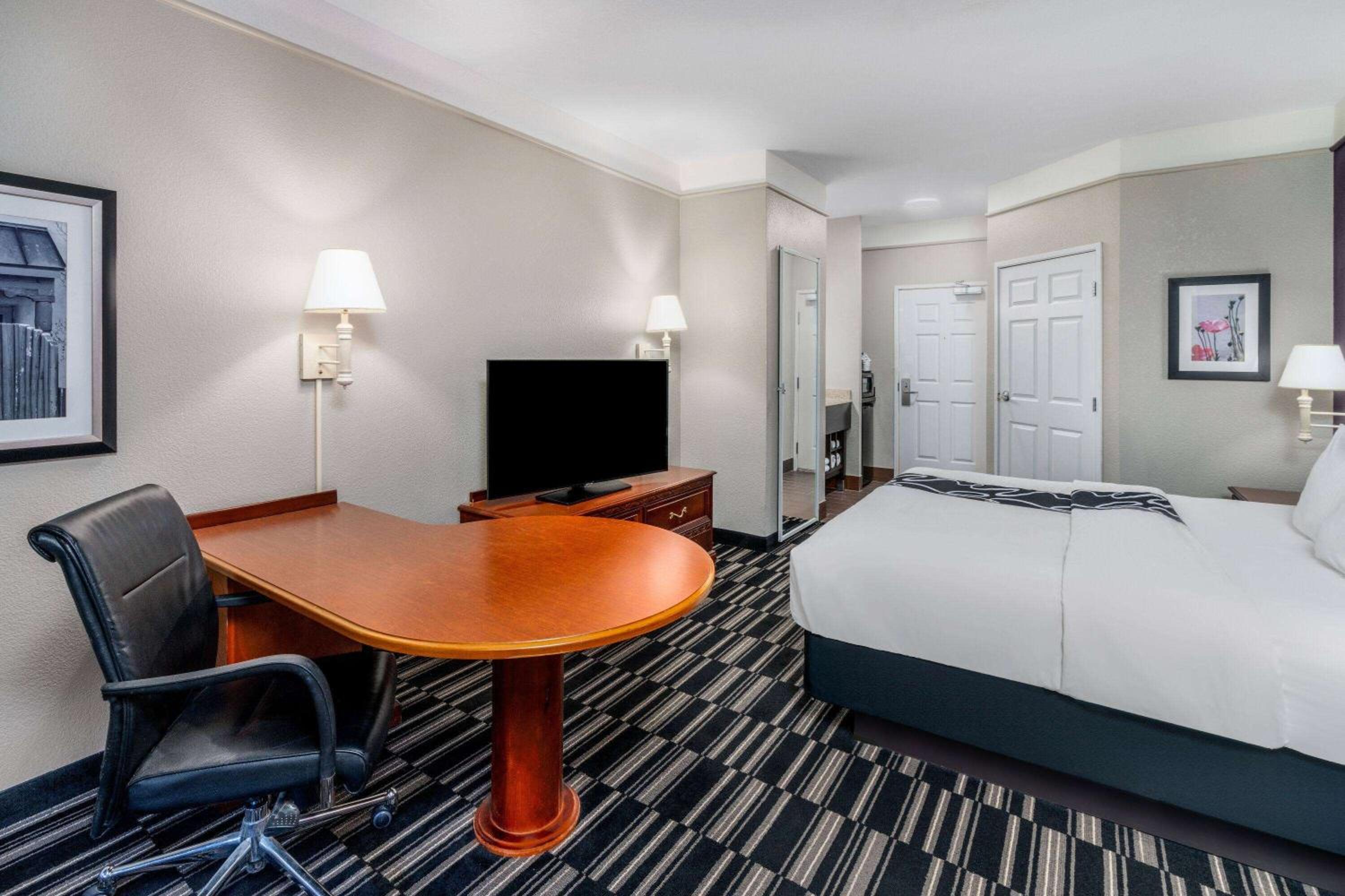 Deluxe King Room - Photo 4