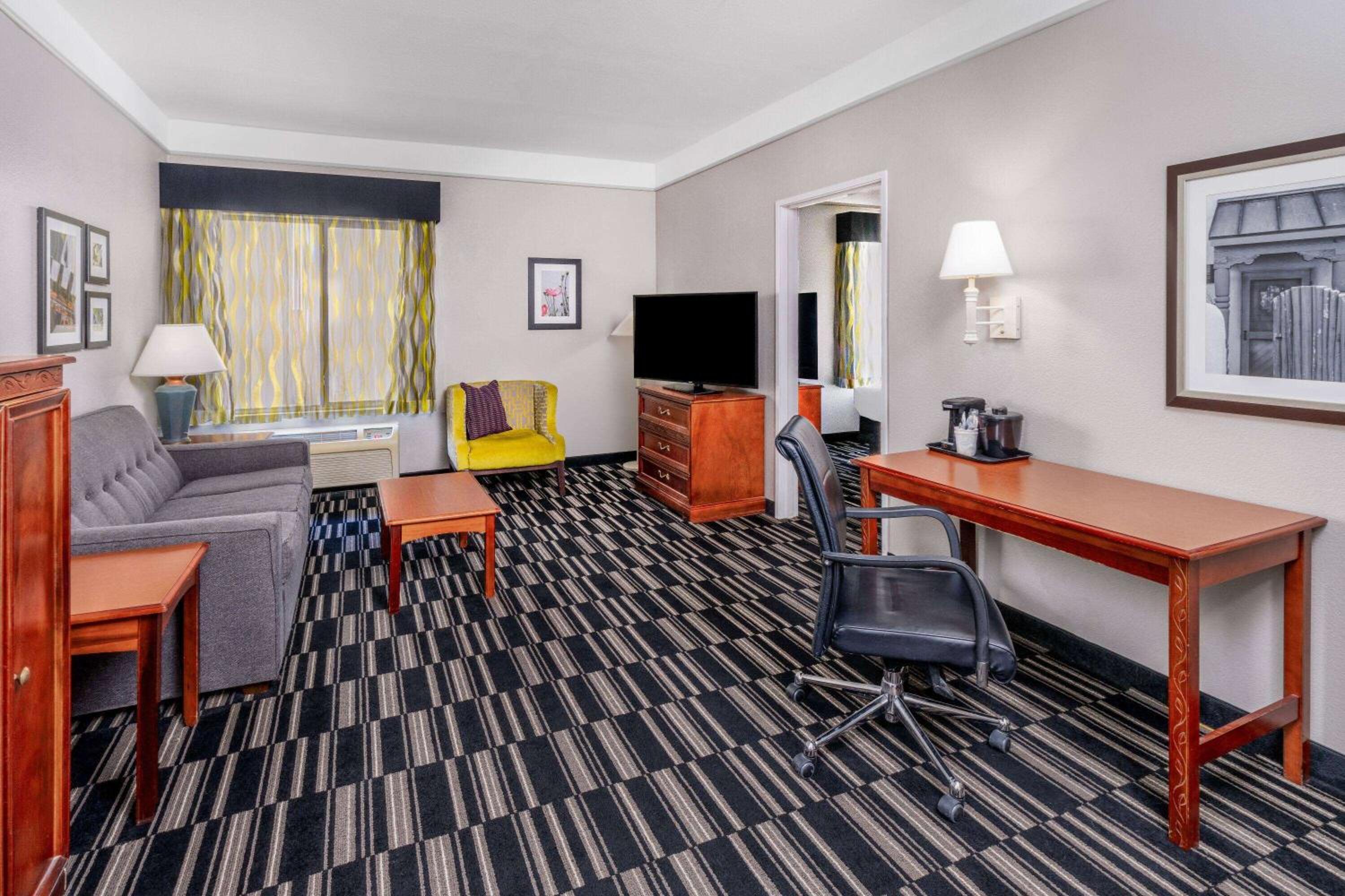King Suite - Photo 3