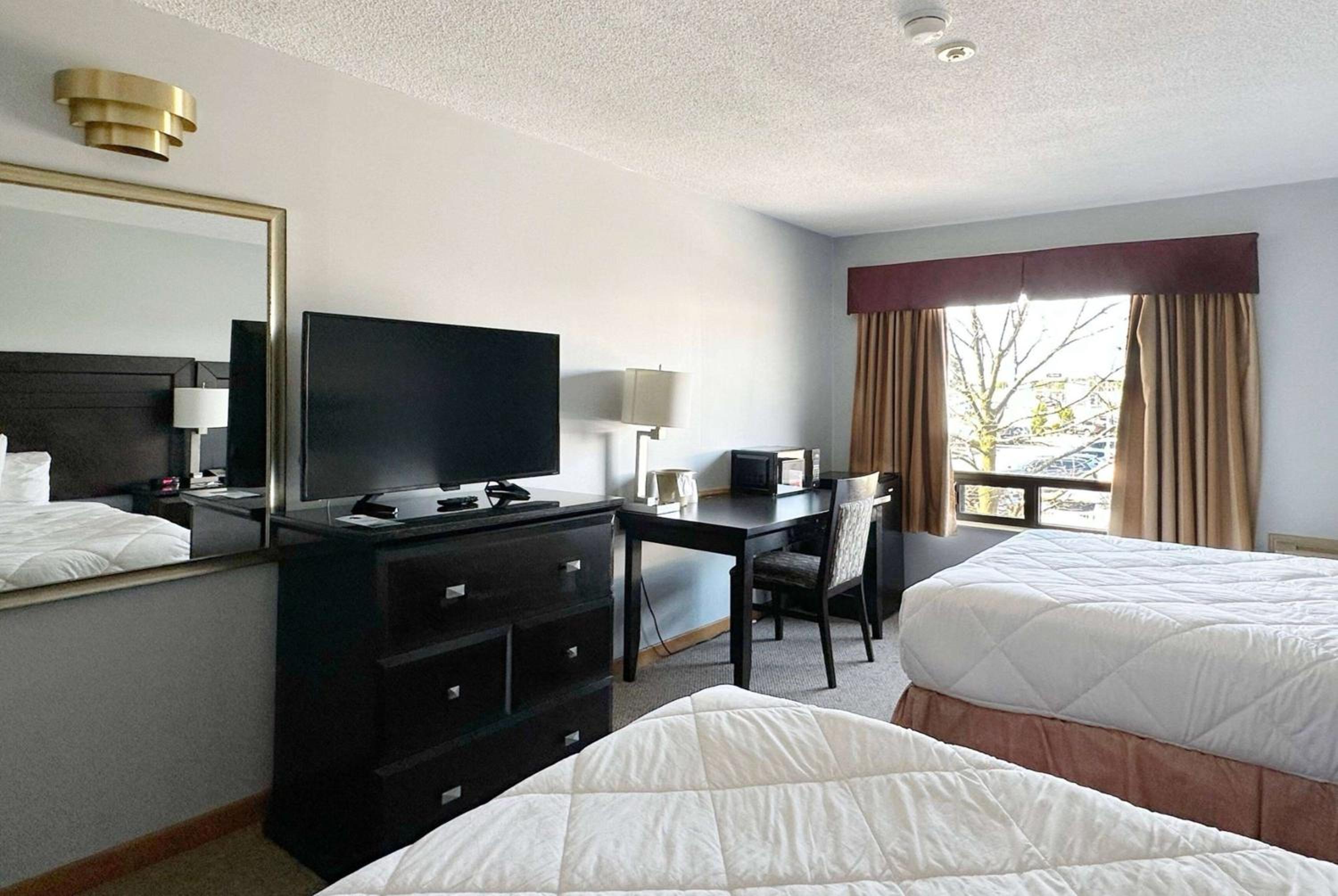 Queen Room with Two Queen Beds - Non-Smoking / 1st Floor - Photo 1