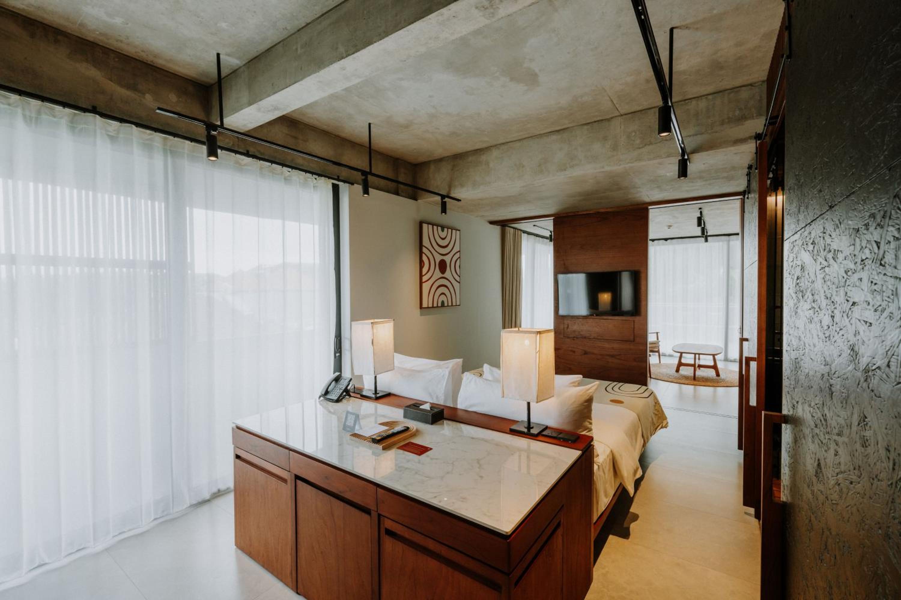 Premier Pool Suite Plus King