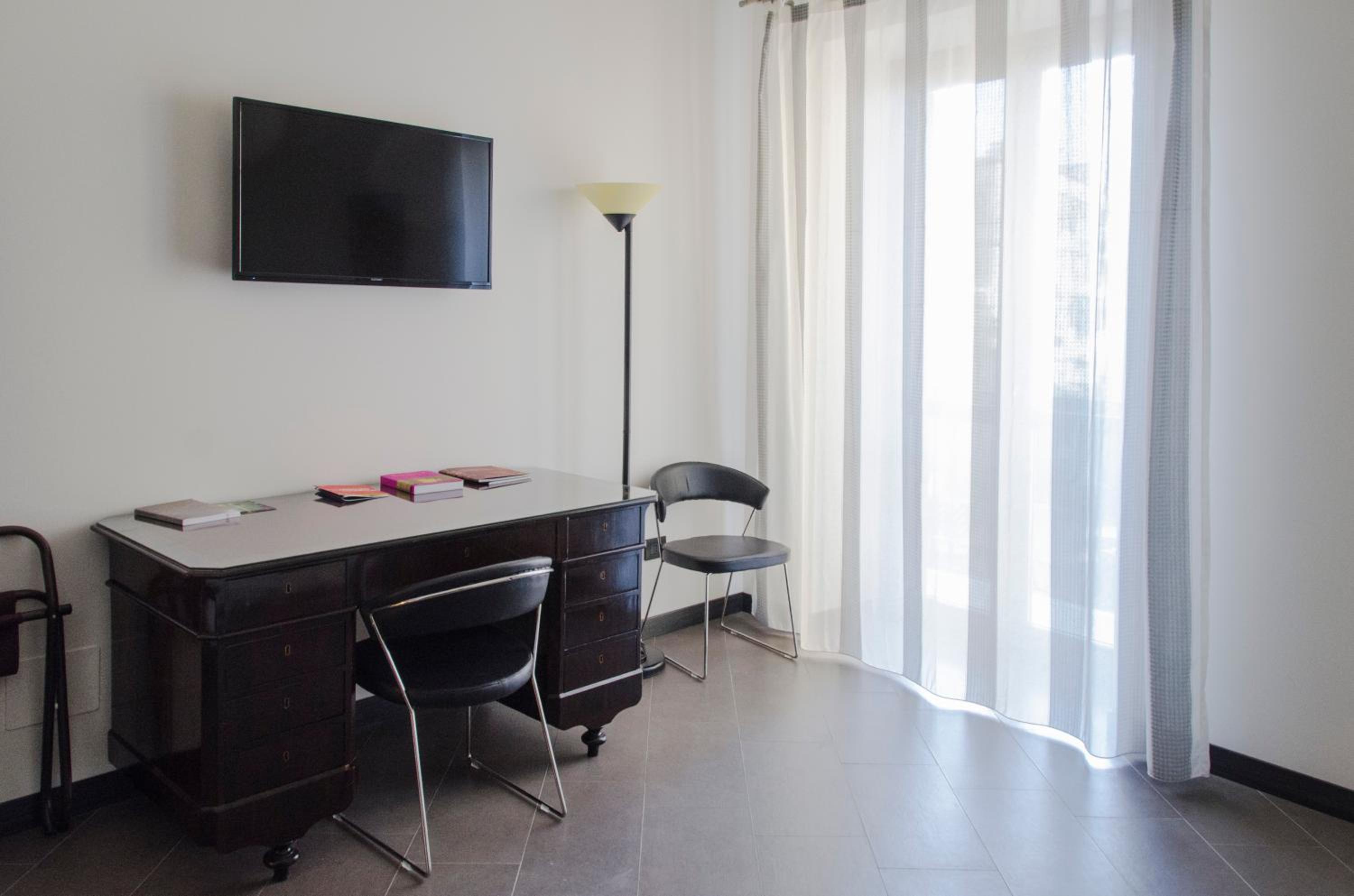 One-Bedroom Apartment with Balcony photo 2