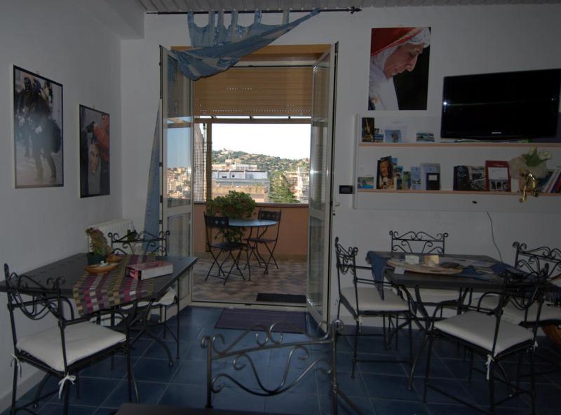 Double Room with Private Bathroom - Photo 10