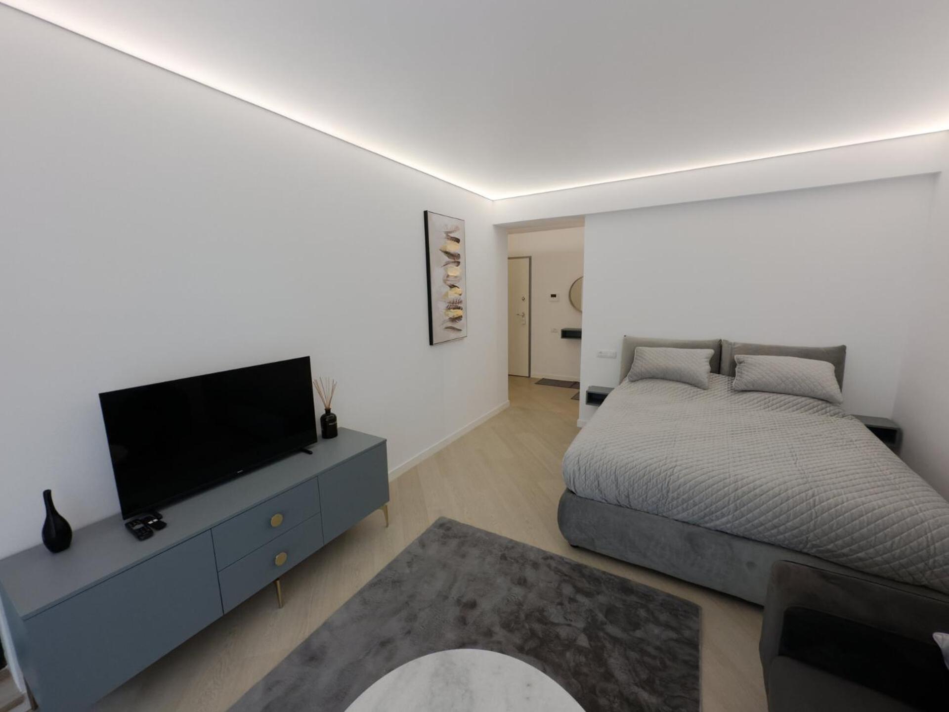 One-Bedroom Apartment photo 1