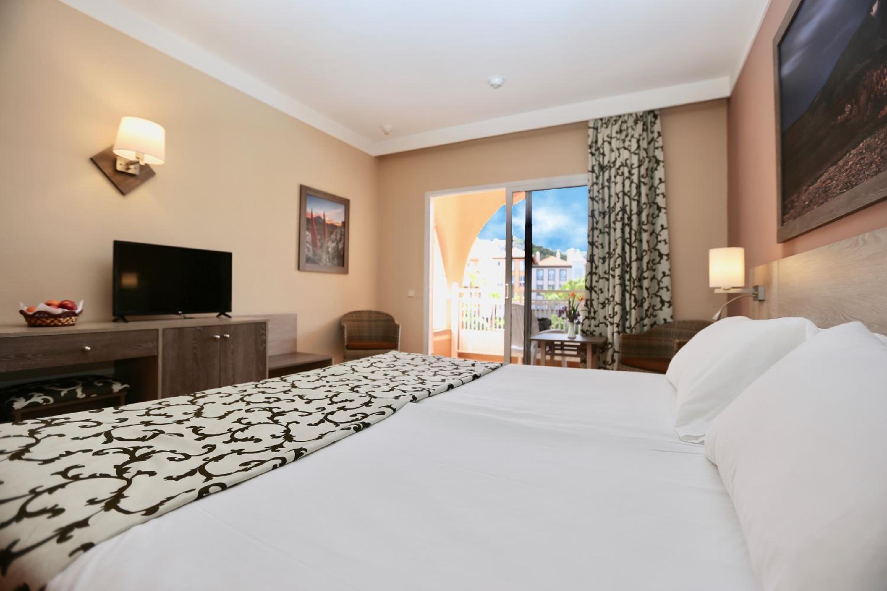 Double Room with Pool View - Photo 6