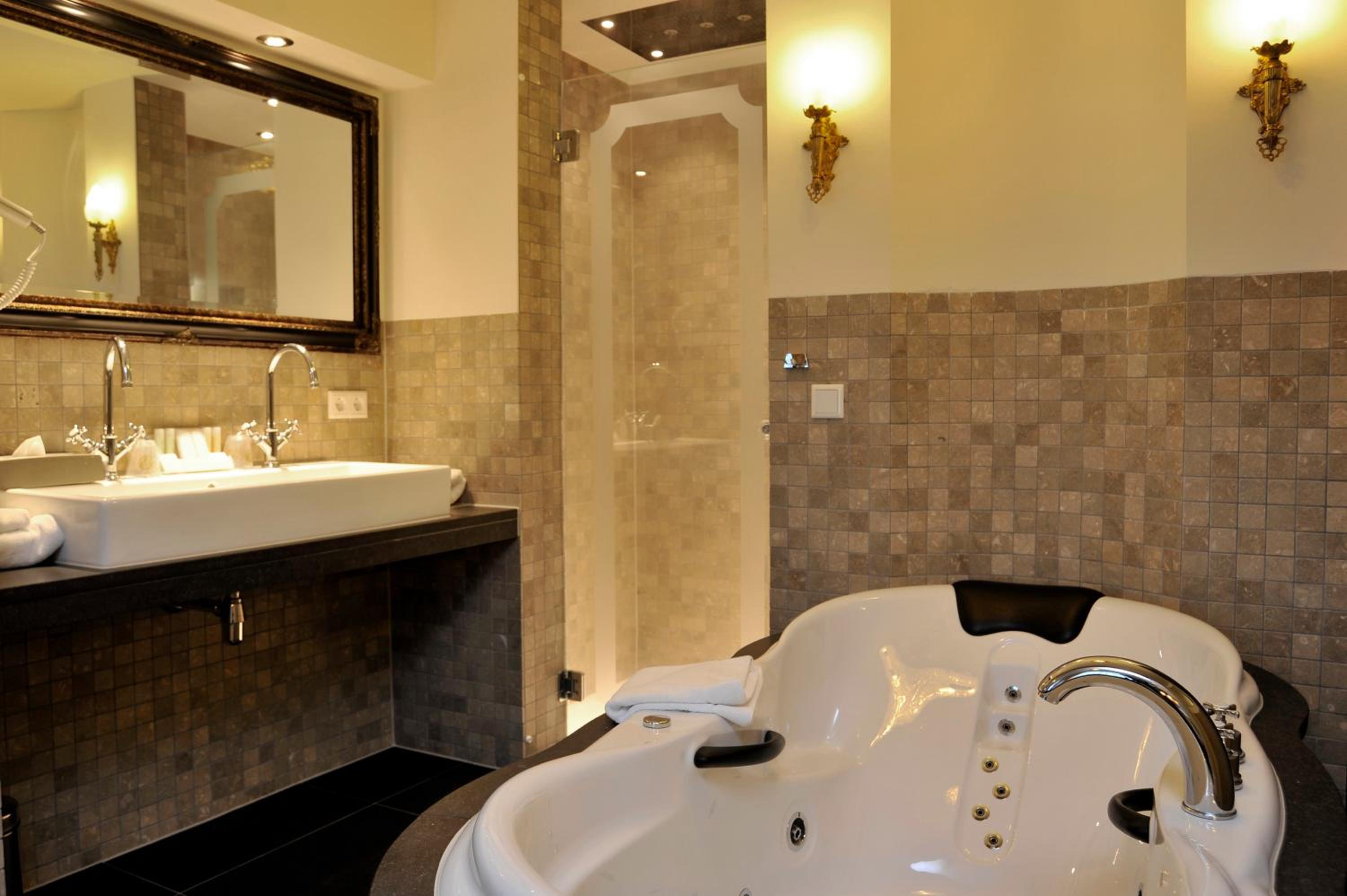 Superior Theme Suite - 1 King Bed 1 Sofa Bed  - Photo 2