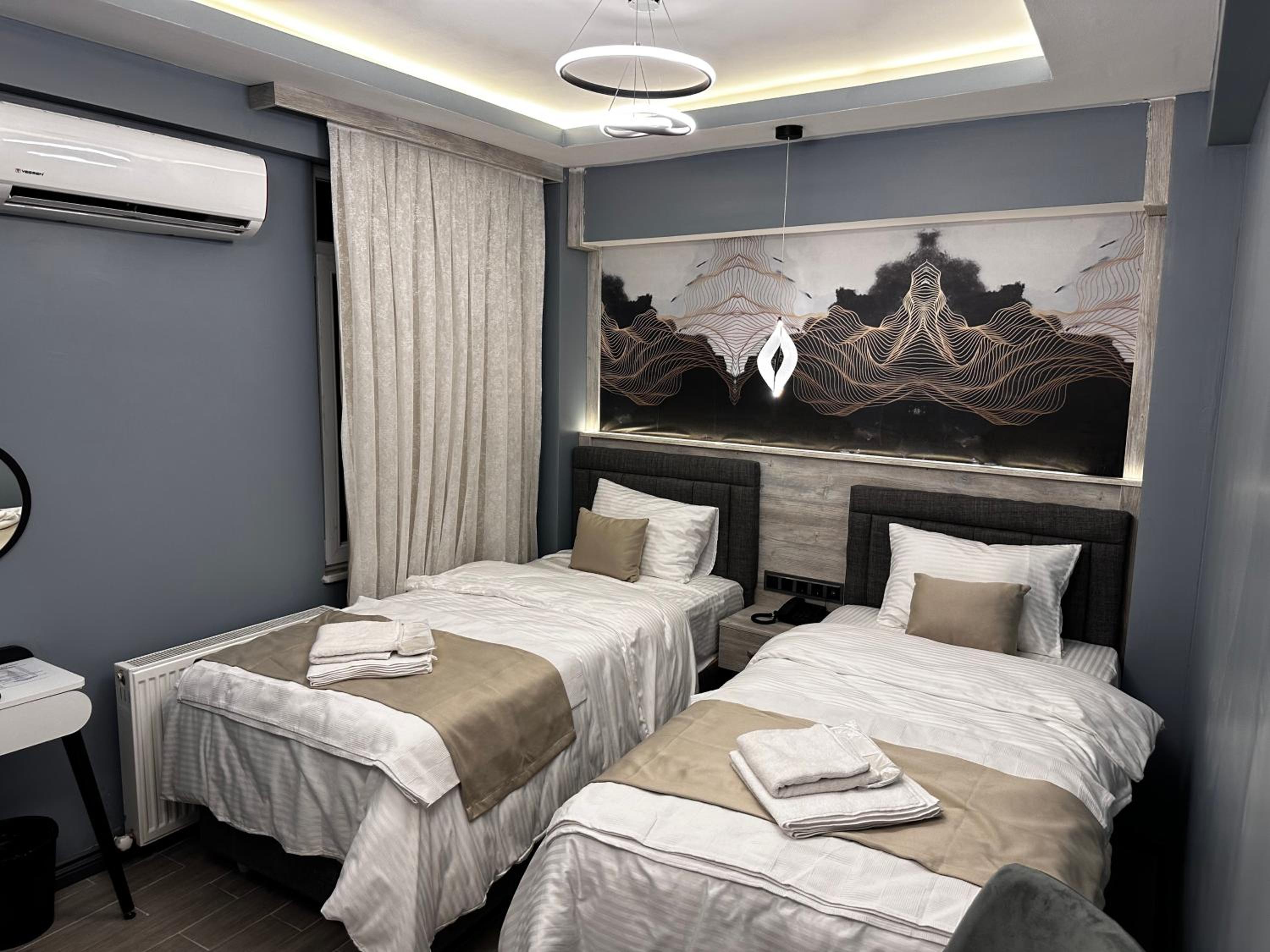 Twin Room with Private Bathroom photo 1