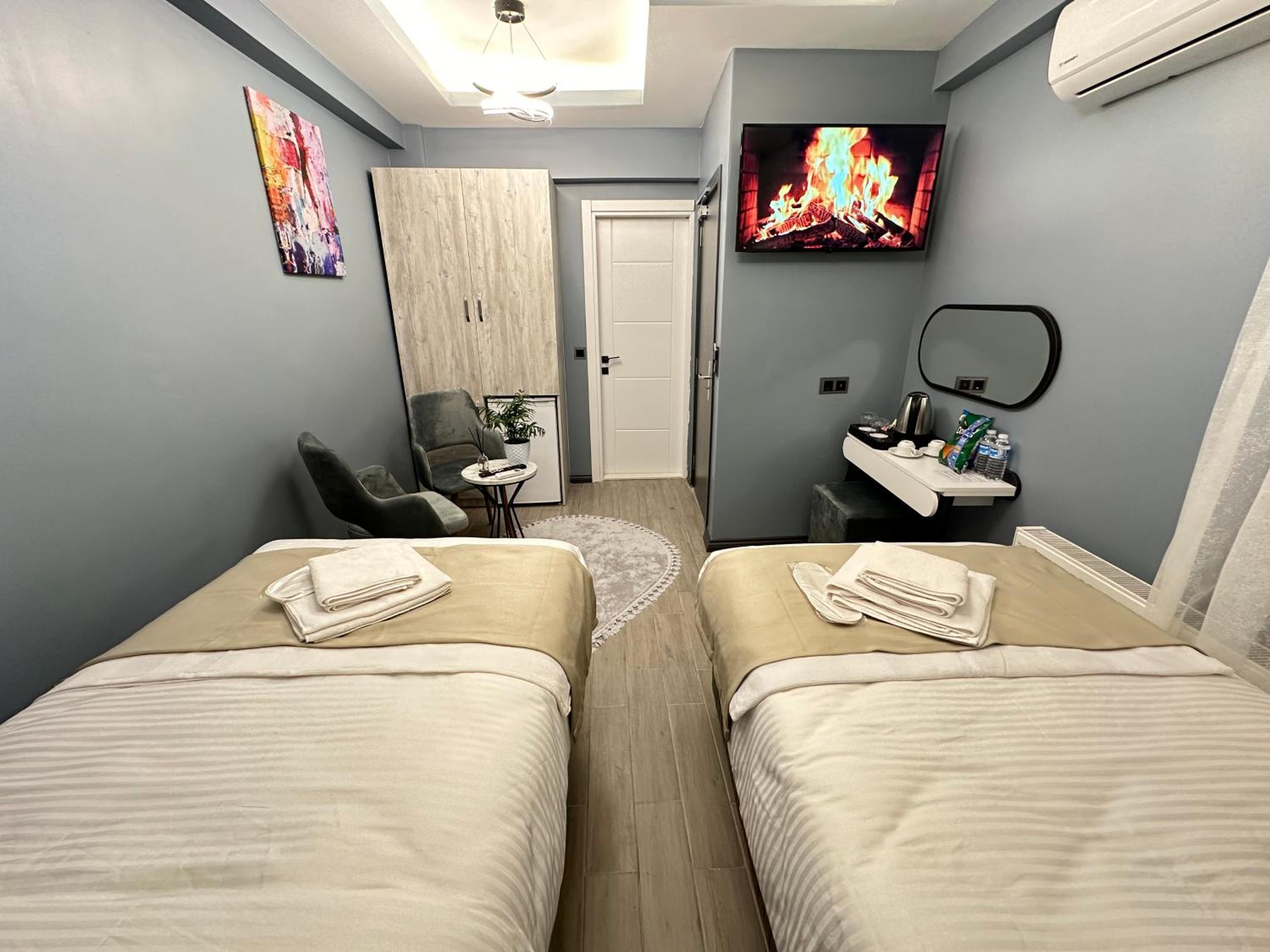 Twin Room with Private Bathroom photo 3