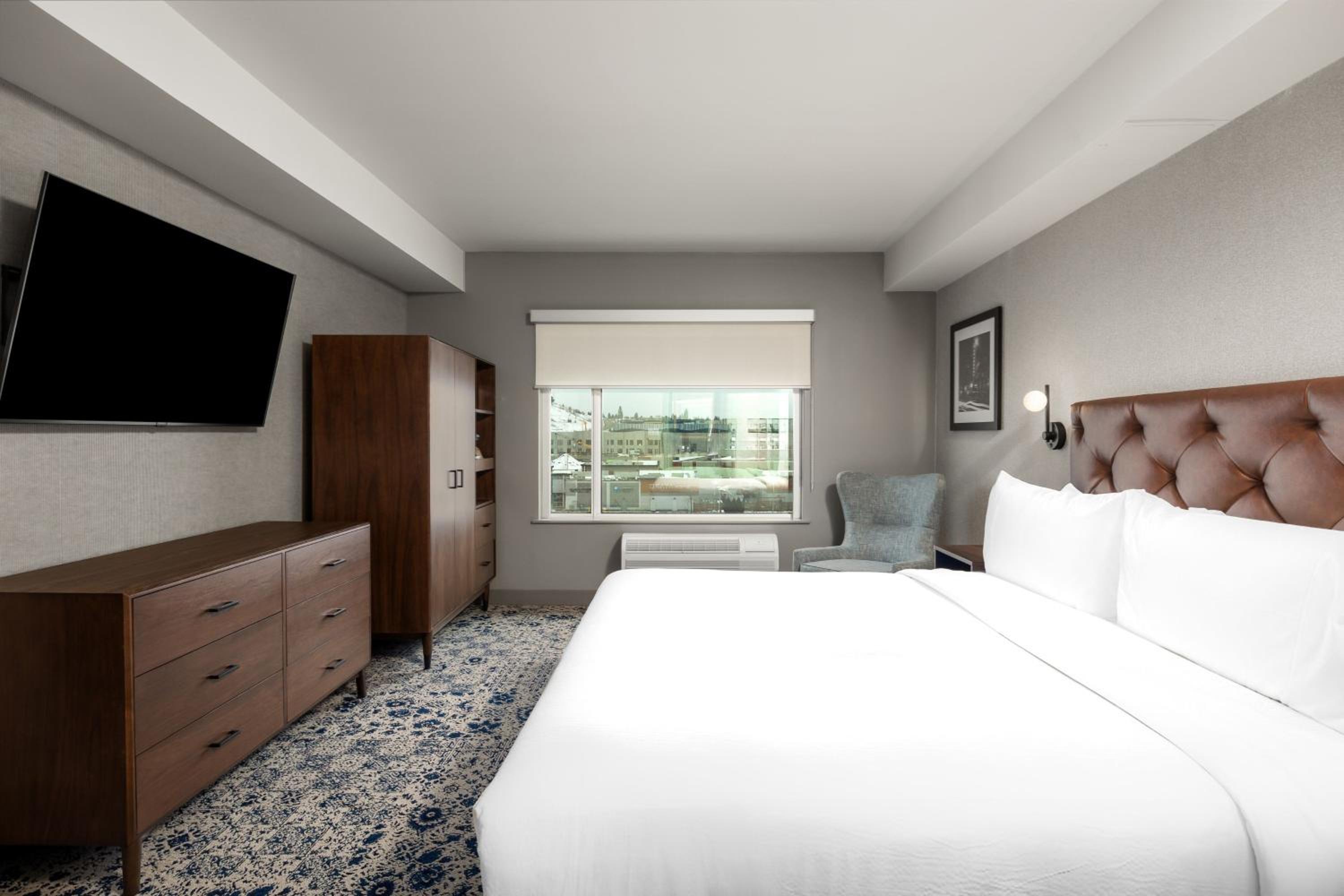 Premium 1 Bedroom Suite, 1 King, 1 Sofa bed photo 2