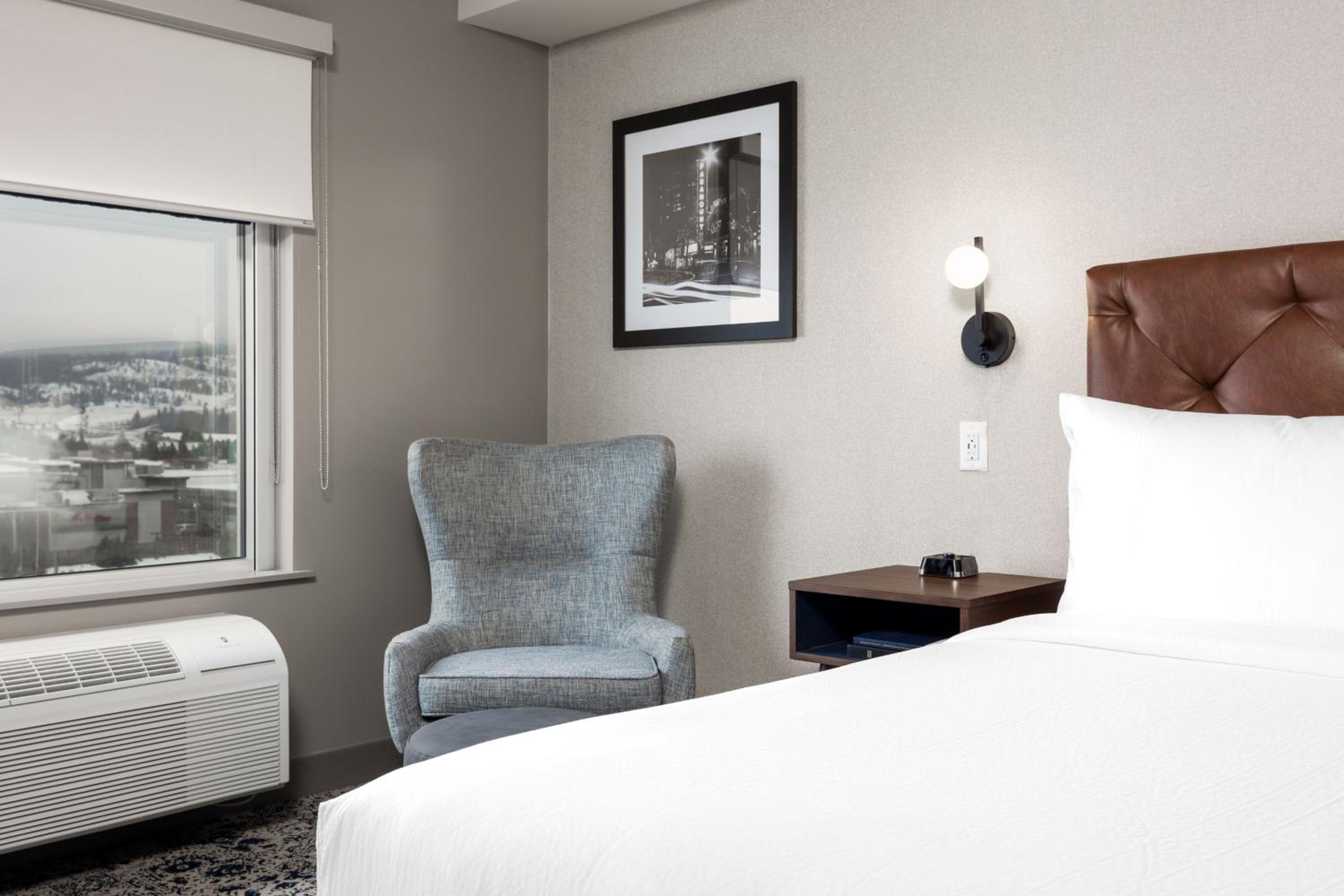 Premium 1 Bedroom Suite, 1 King, 1 Sofa bed photo 3