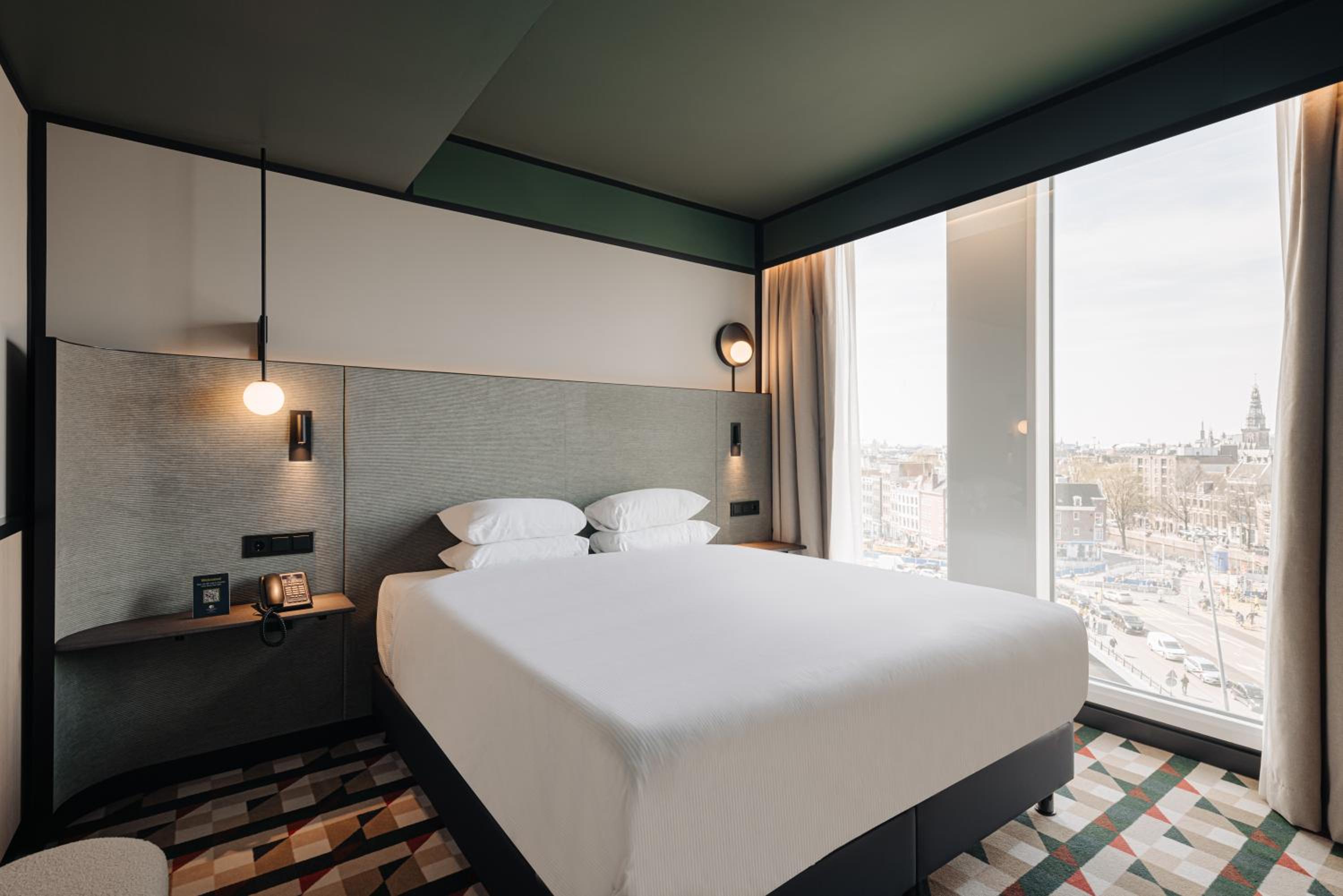 One-Bedroom Suite with City View photo 3