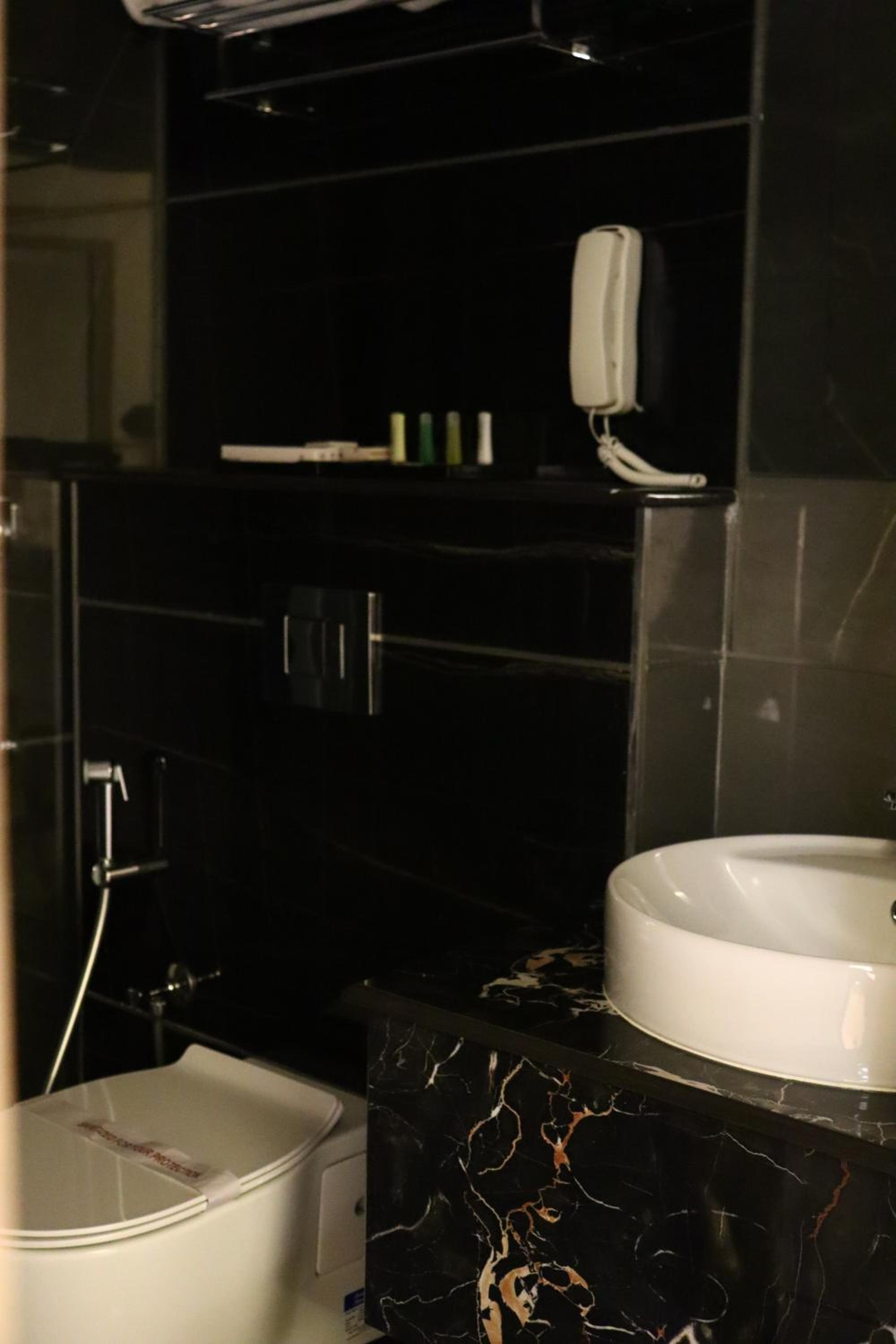 Deluxe Double or Twin Room - Photo 6