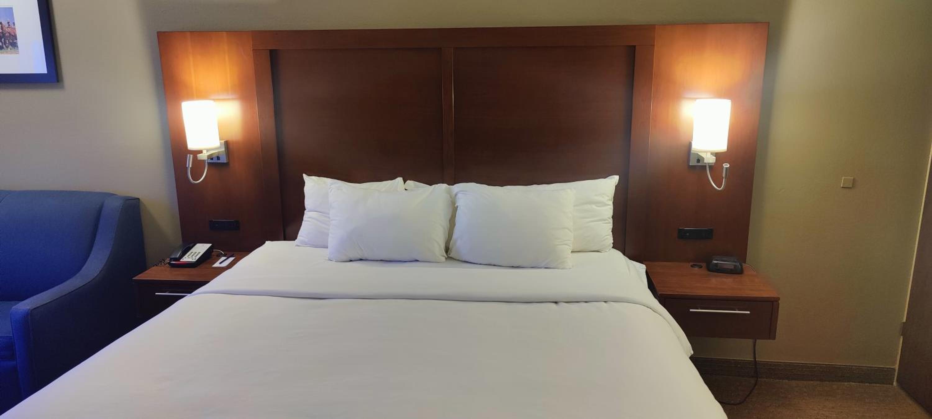 Standard King Room with Sofa Bed - Non-Smoking - Photo 6