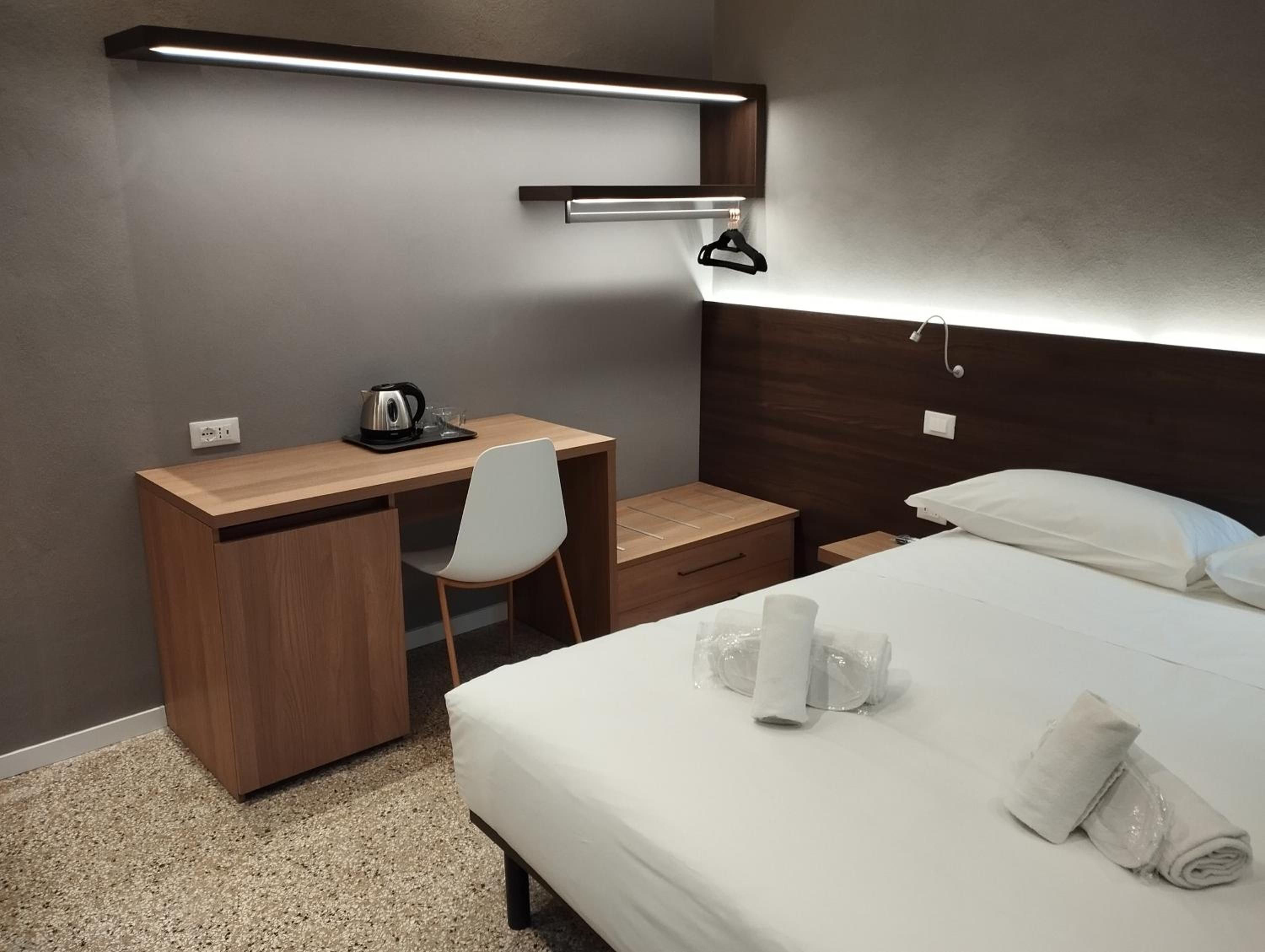 Double or Twin Room with Private Bathroom photo 3