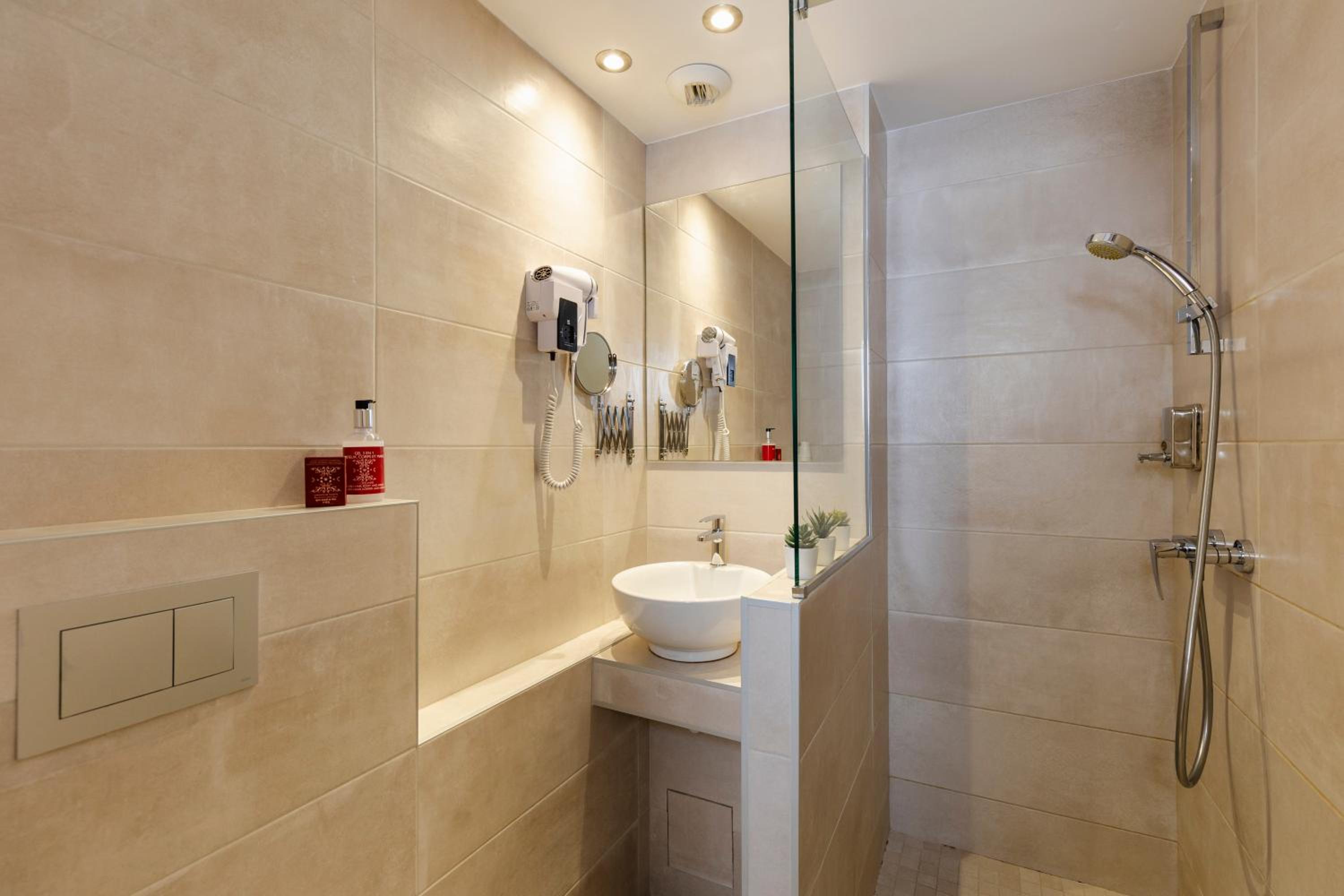 Quadruple Room with Terrace Mont Blanc side - Photo 5