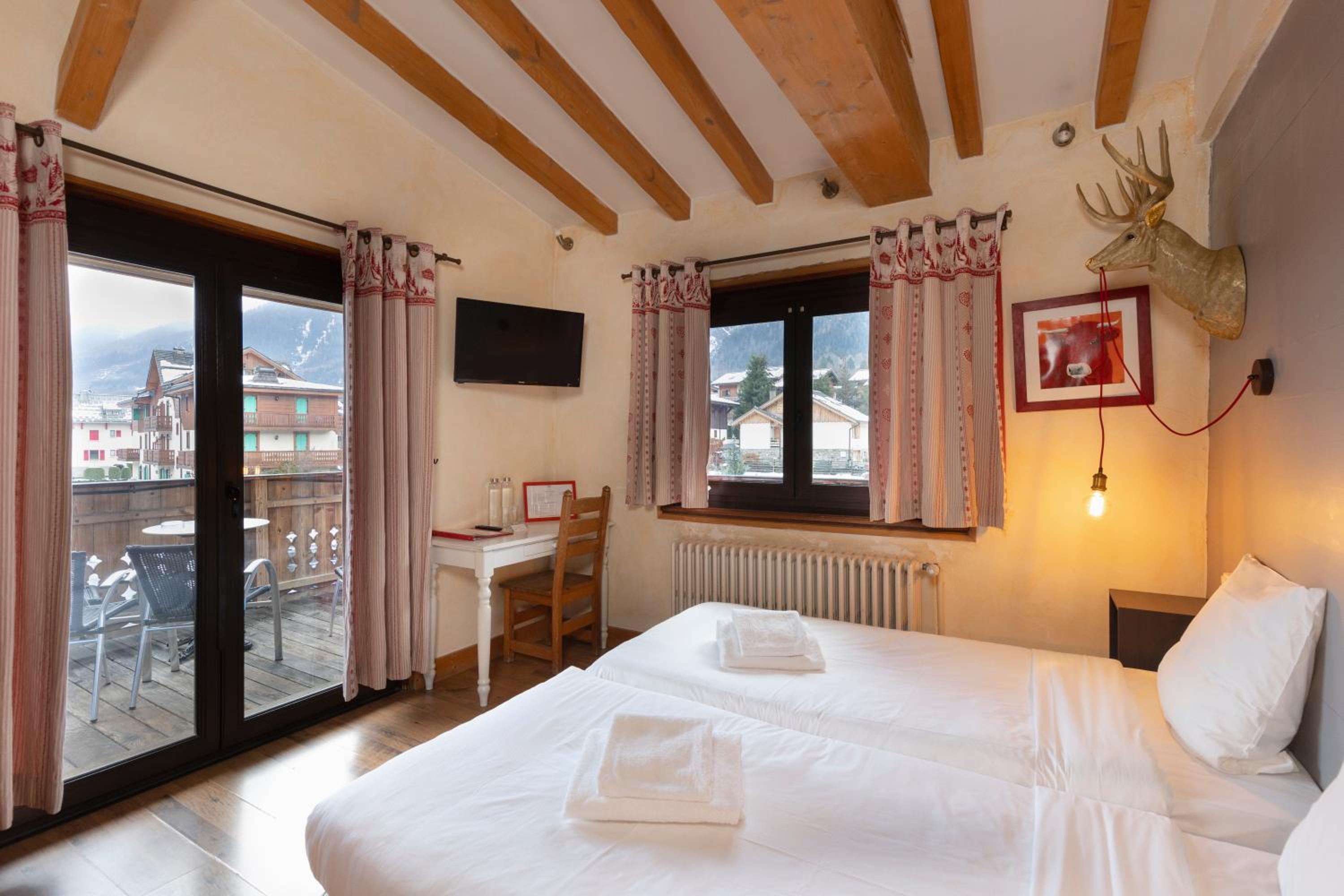 Quadruple Room with Terrace Mont Blanc side - Photo 8
