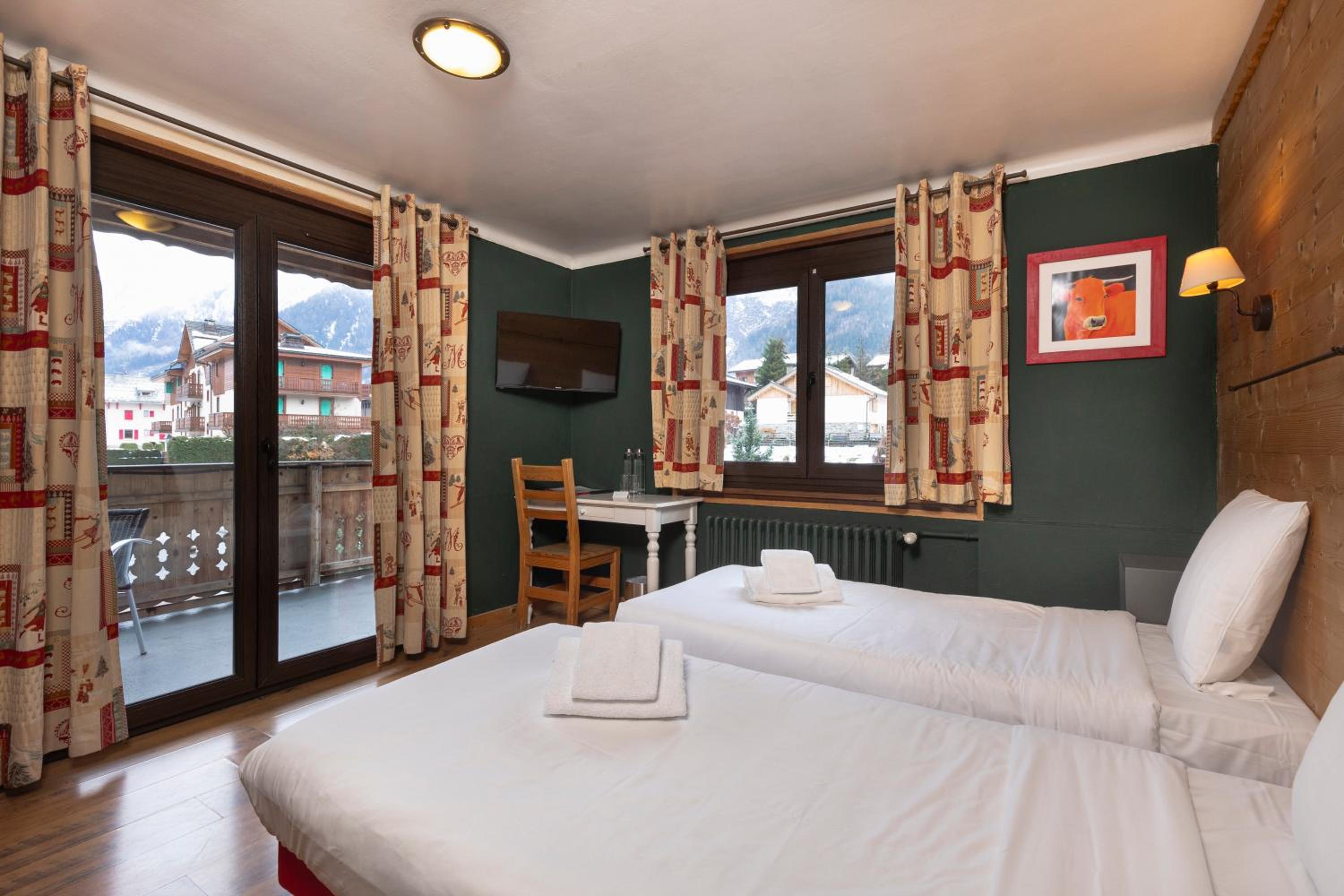 Quadruple Room with Terrace Mont Blanc side - Photo 7