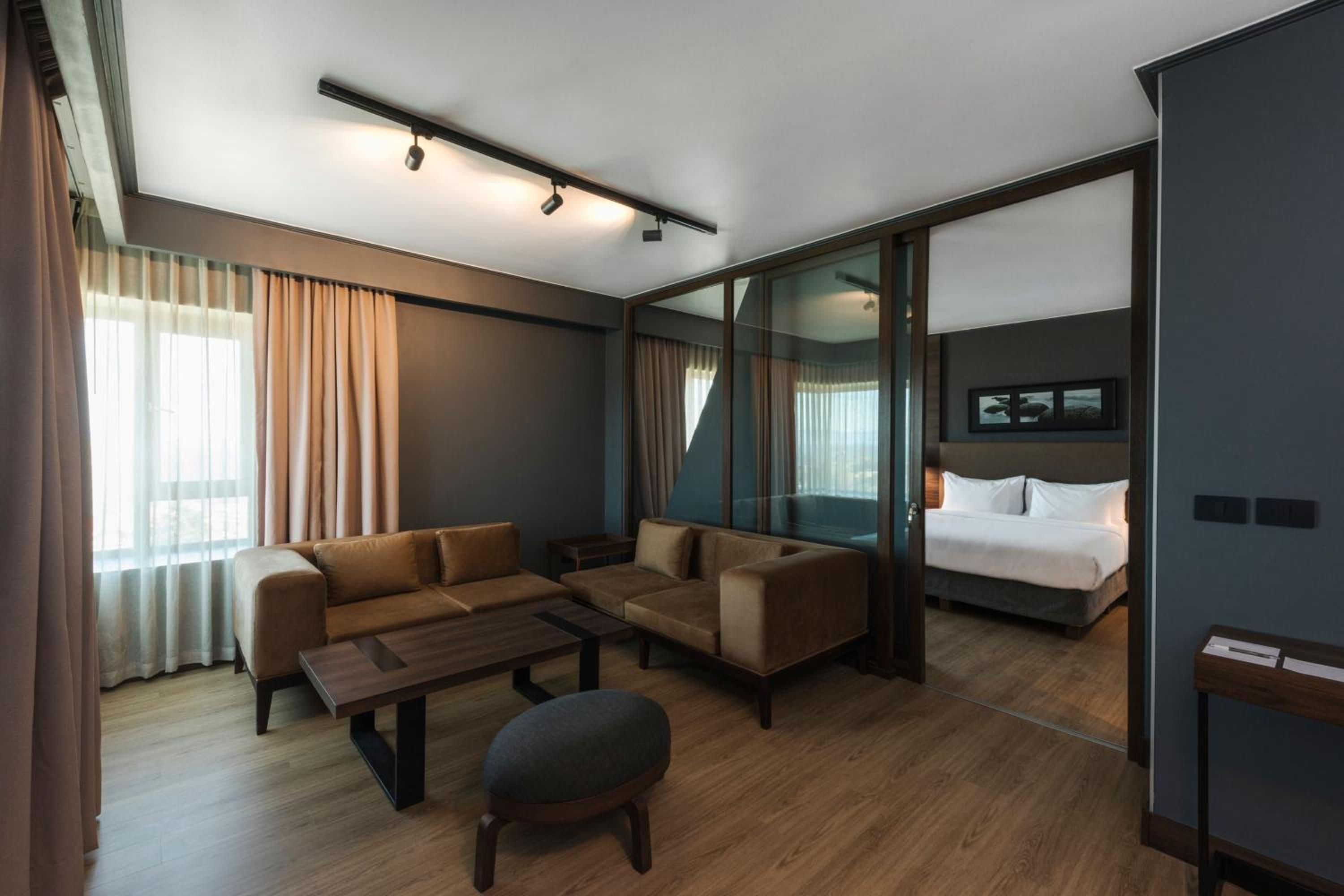 One-Bedroom King Suite with Whirlpool - Photo 2