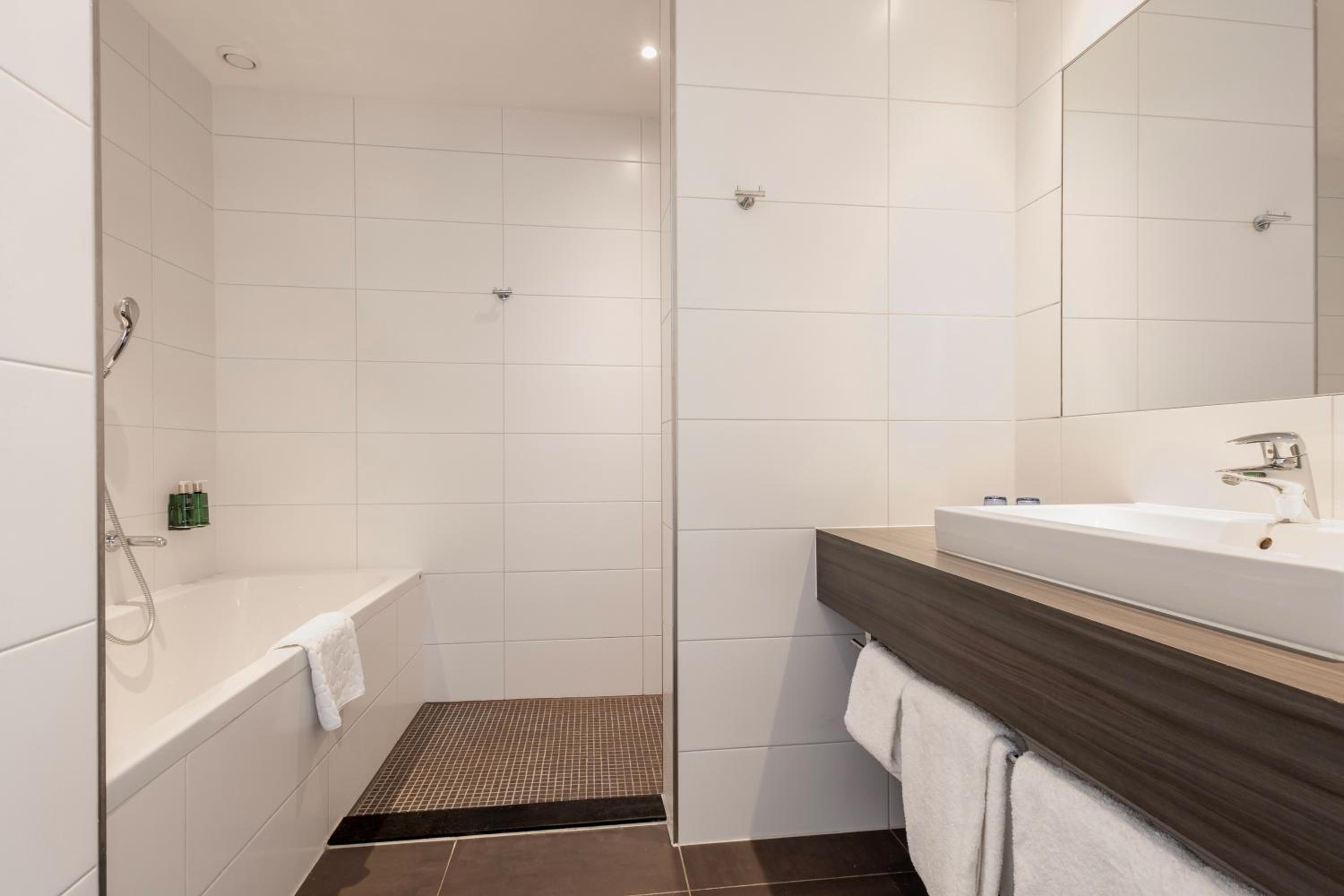 Twin Room with Bath - Photo 6